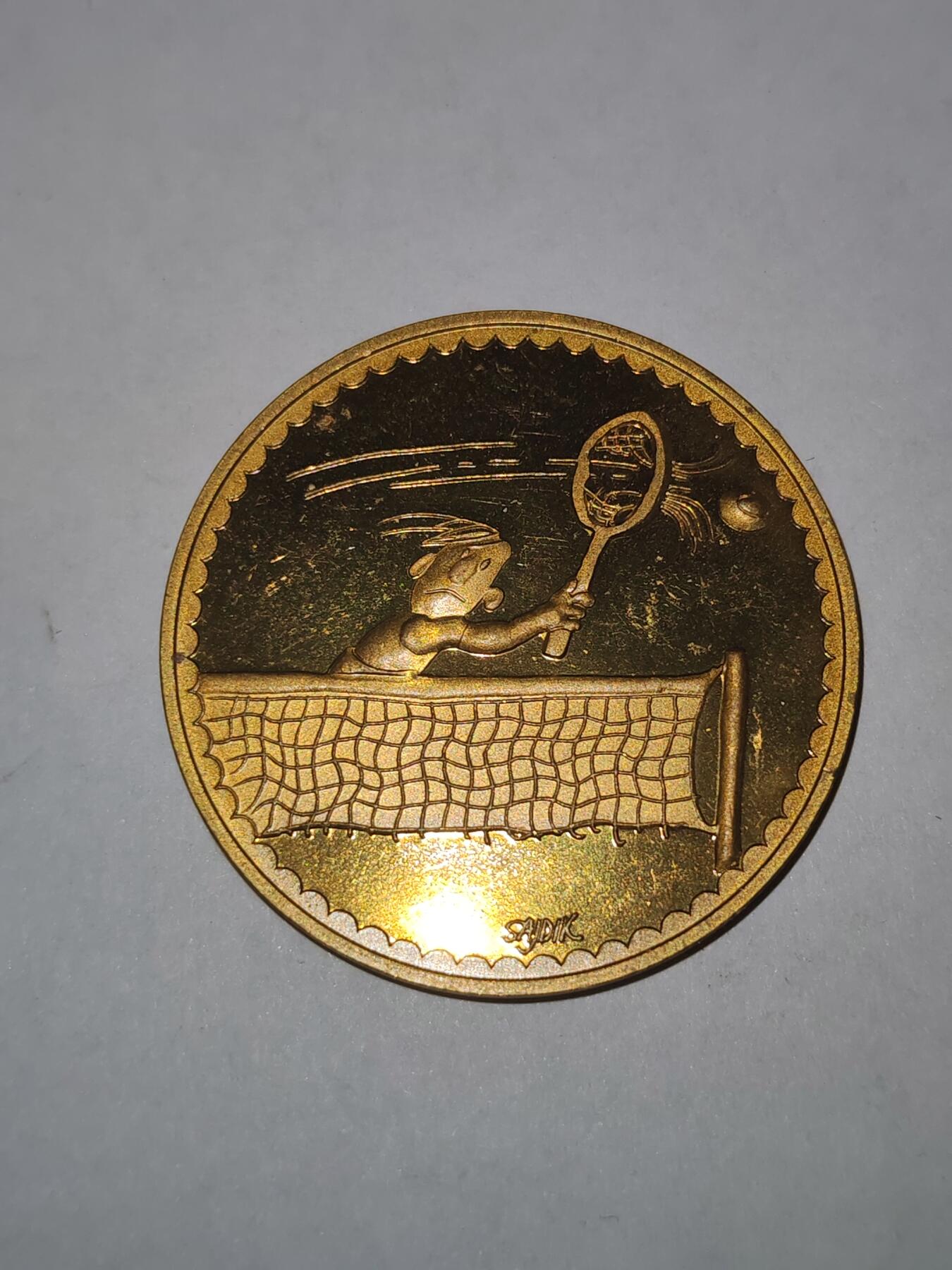 韵星假日拍卖第三十一期 -- Rimey Holidays Auction 31 匈牙利共和国2001世界退役军人网球大赛金牌 铜镀金 小众正规赛事 正面带设计师签名