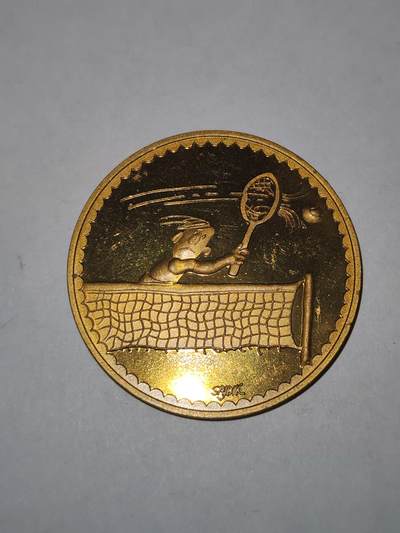 韵星假日拍卖第三十一期 -- Rimey Holidays Auction 31 - 匈牙利共和国2001世界退役军人网球大赛金牌 铜镀金 小众正规赛事 正面带设计师签名