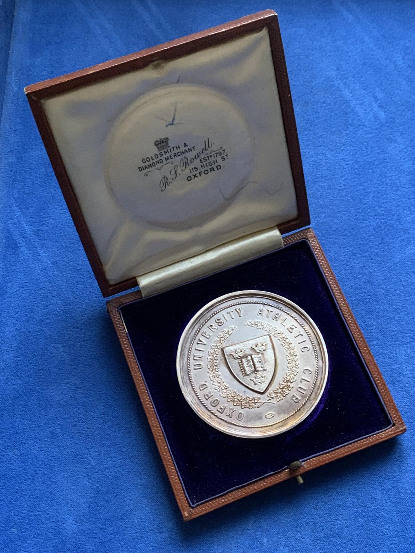《竞宝斋》第444场 周日，周一，2场连拍 （全场包邮） 英国牛津大学运动俱乐部1909年大型银制奖章，带原盒，60.1mm，重108.2克。颁发给一英里田径比赛的第一名R.D.C.LARKE。用时4分钟35.6秒