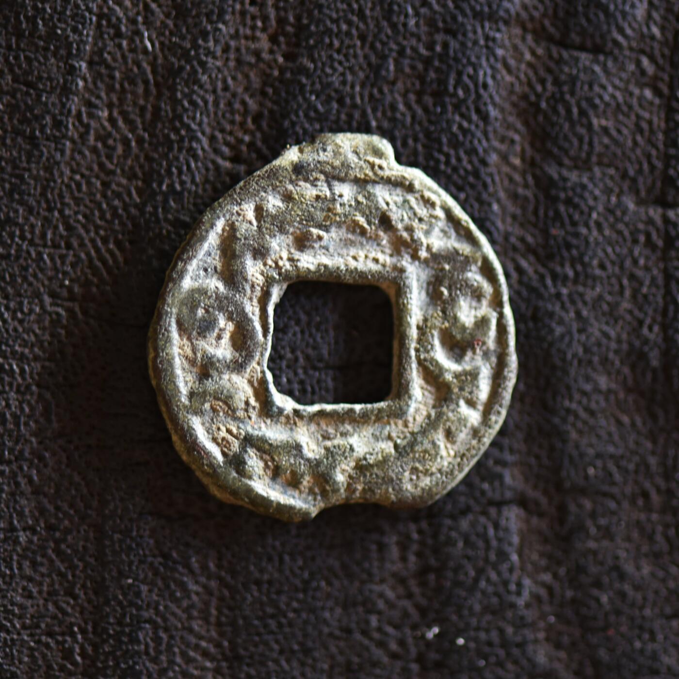 【良泉】【2025年最后一场】12月18日晚19.30点开拍！188组【直播场】西方古代钱币、丝路杂项、印章！ 【藏家出品A】铭文清晰！公元8世纪，七河粟特地区，托古斯十箭部落，双面粟特文方孔铜币，1.01克