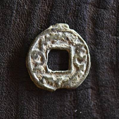 【良泉】【2025年最后一场】12月18日晚19.30点开拍！188组【直播场】西方古代钱币、丝路杂项、印章！ - 【藏家出品A】铭文清晰！公元8世纪，七河粟特地区，托古斯十箭部落，双面粟特文方孔铜币，1.01克