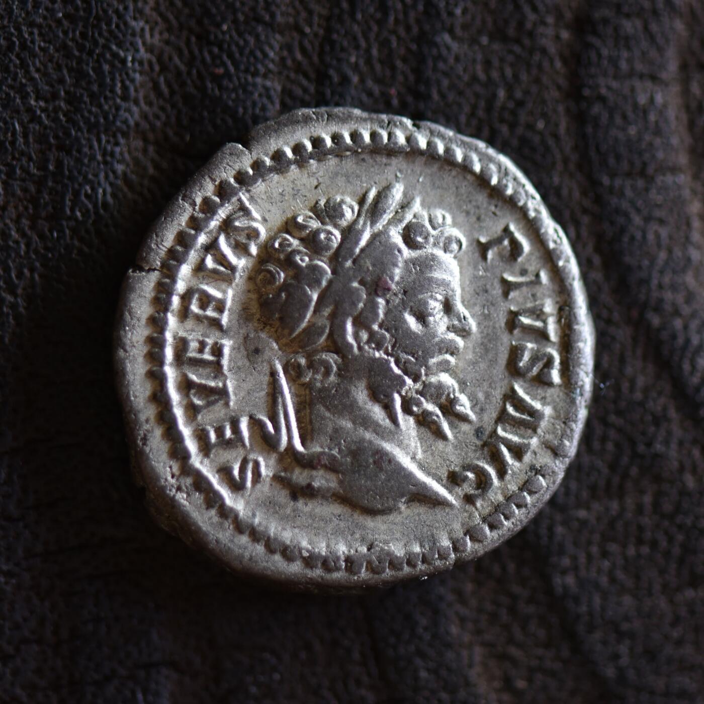 【良泉】【2025年最后一场】12月18日晚19.30点开拍！188组【直播场】西方古代钱币、丝路杂项、印章！ 【藏家出品D】古罗马塞普蒂米乌斯·塞维鲁（193年-211年）“慷慨女神”第纳尔银币，3.76克