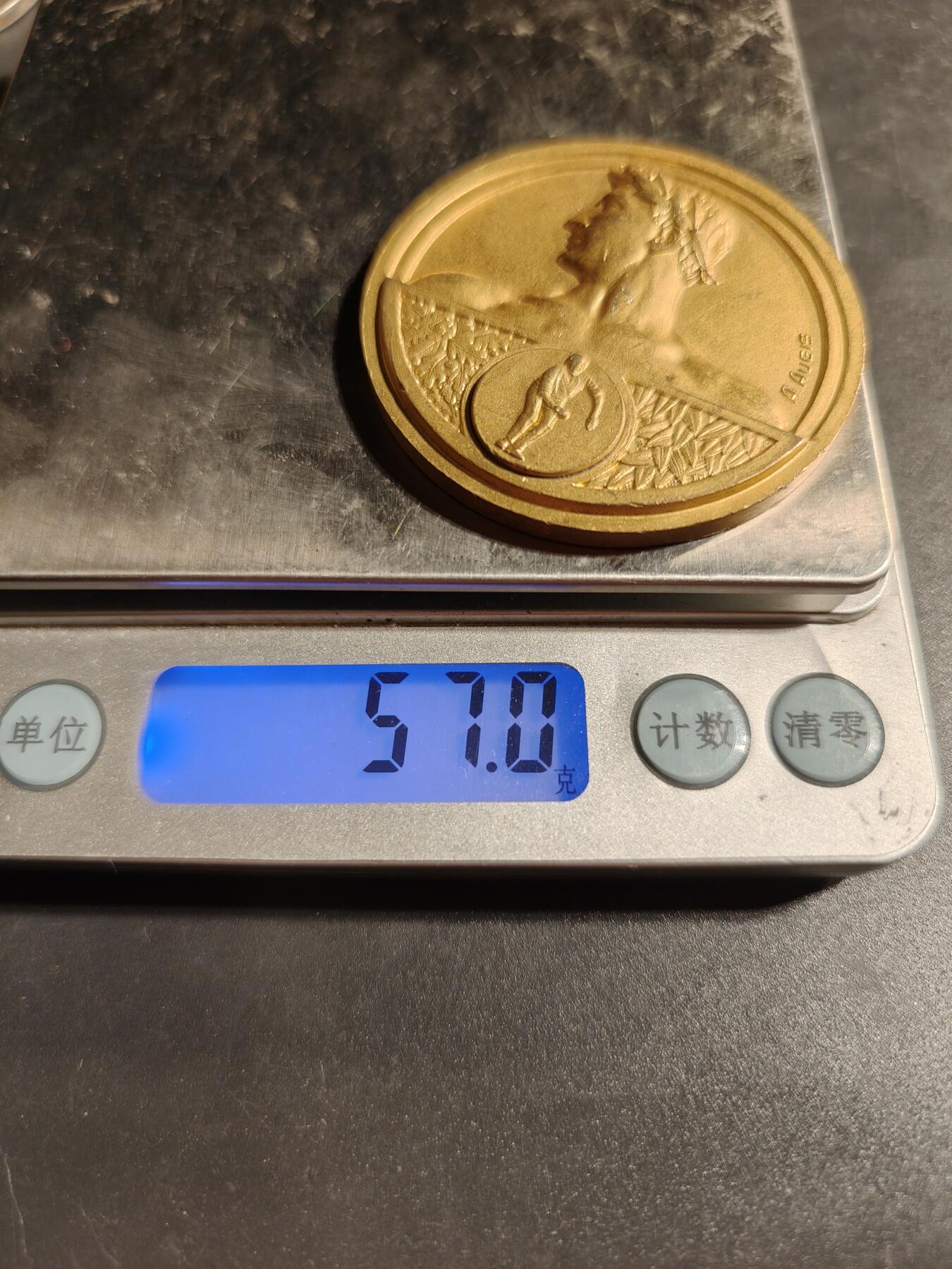 老王徽章第167期 法国田径运动镀金大铜章     直径50mm.    重量57g