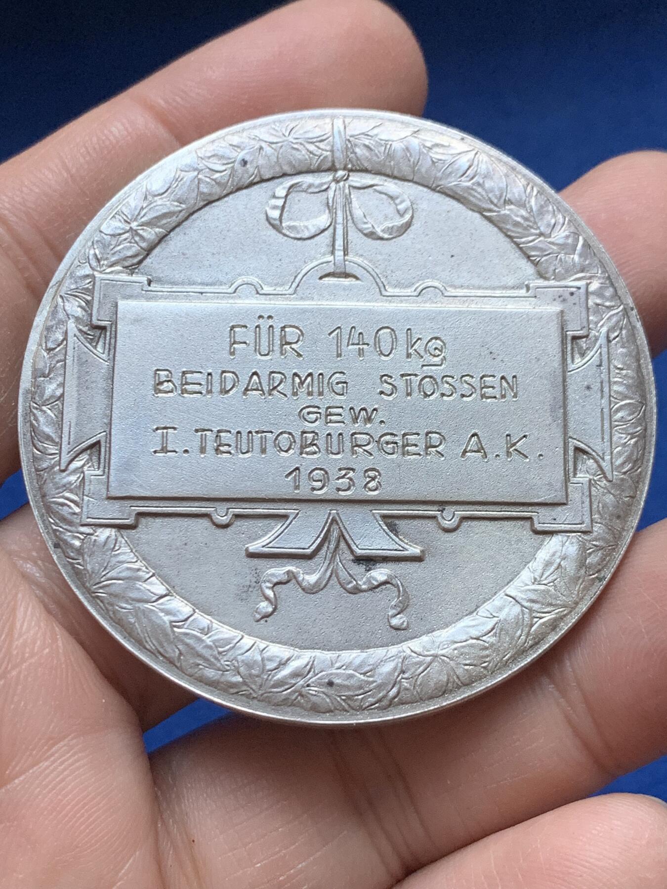 《竞宝斋》第444场 周日，周一，2场连拍 （全场包邮） 1938年德国举重世界冠军纪念大银章 稀少品种 54克 51.5mm