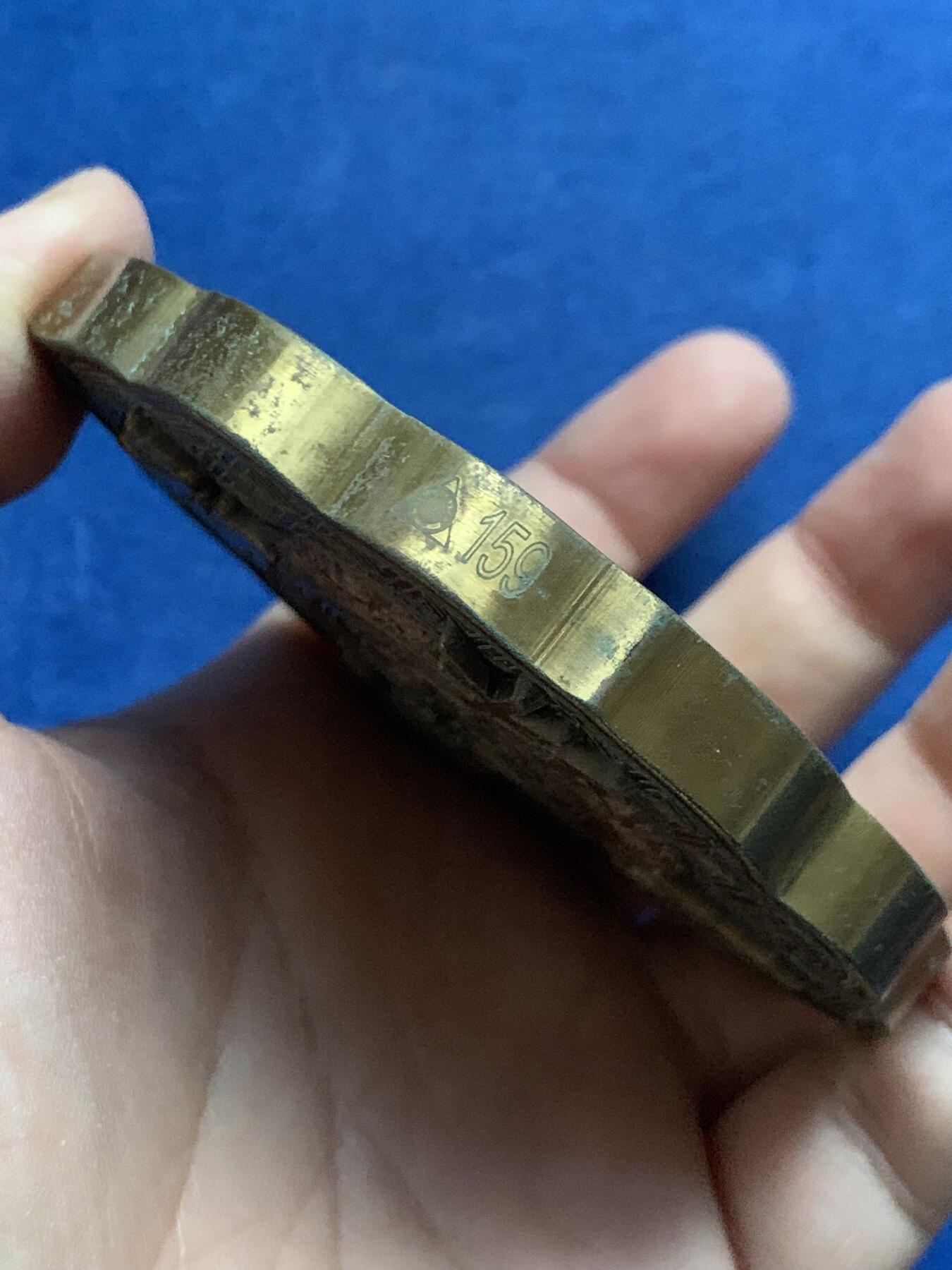 《竞宝斋》第444场 周日，周一，2场连拍 （全场包邮） 上海金菩发行蛇年异形高浮雕铜章，铜章正面图案为“灵蛇献珠”及吉祥纹饰，背面为隋珠并铭刻“灵蛇献珠”字样。直径很大，最宽处约有89.7MM，重409.5克，有厚实的金属盒装，带证书。