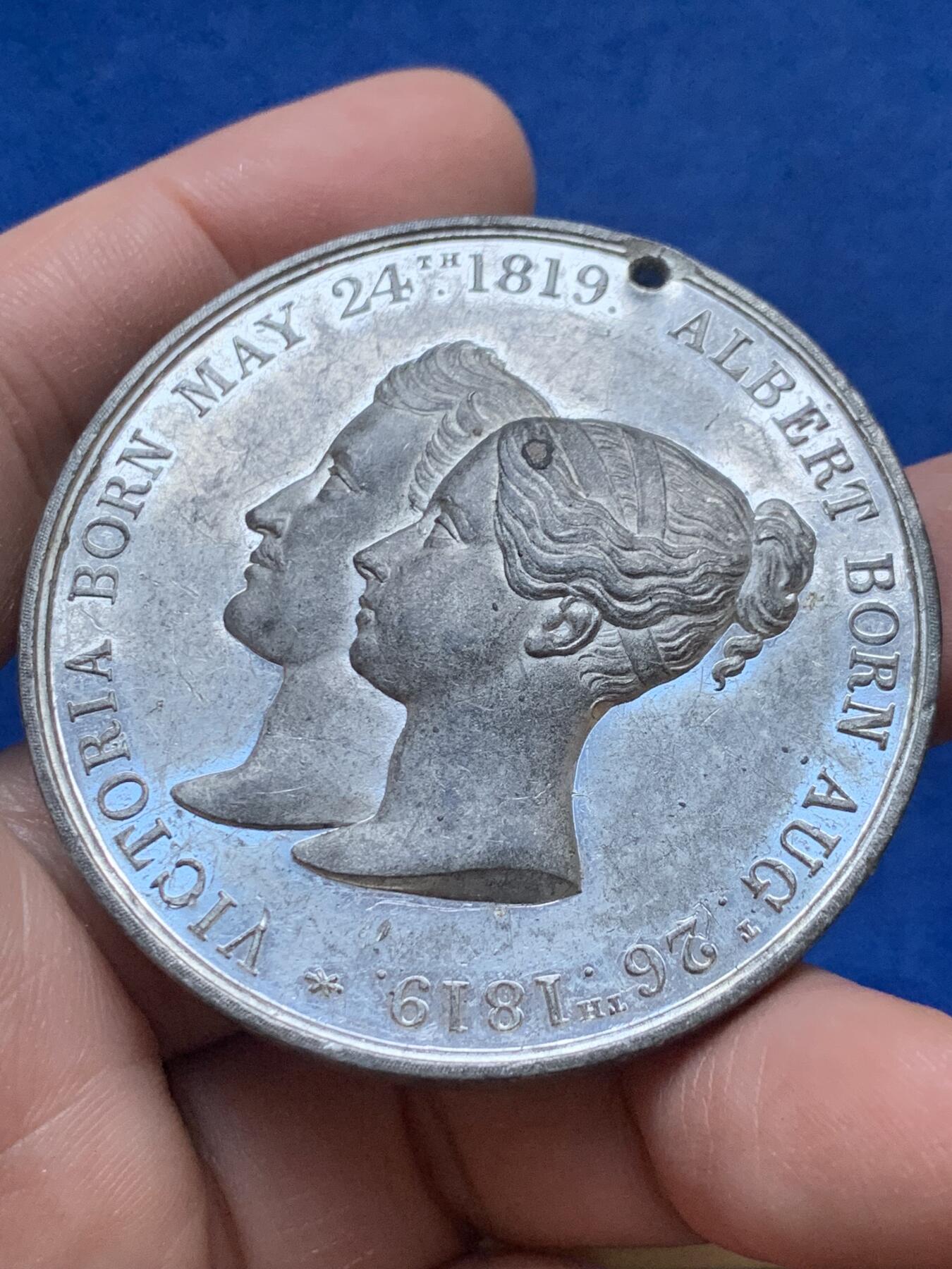 《竞宝斋》第444场 周日，周一，2场连拍 （全场包邮） 英国1841年威尔士王子受洗纪念章，白色金属材质，有打孔，51.7克，53.5mm。
