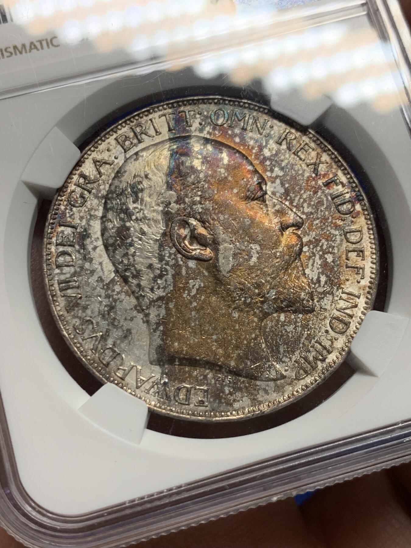 《竞宝斋》第444场 周日，周一，2场连拍 （全场包邮） NGC MS61 英国1902年爱德华七世马剑克朗银币，正面浓郁五彩包浆，背面原状态英伦包浆，非常不错的一枚