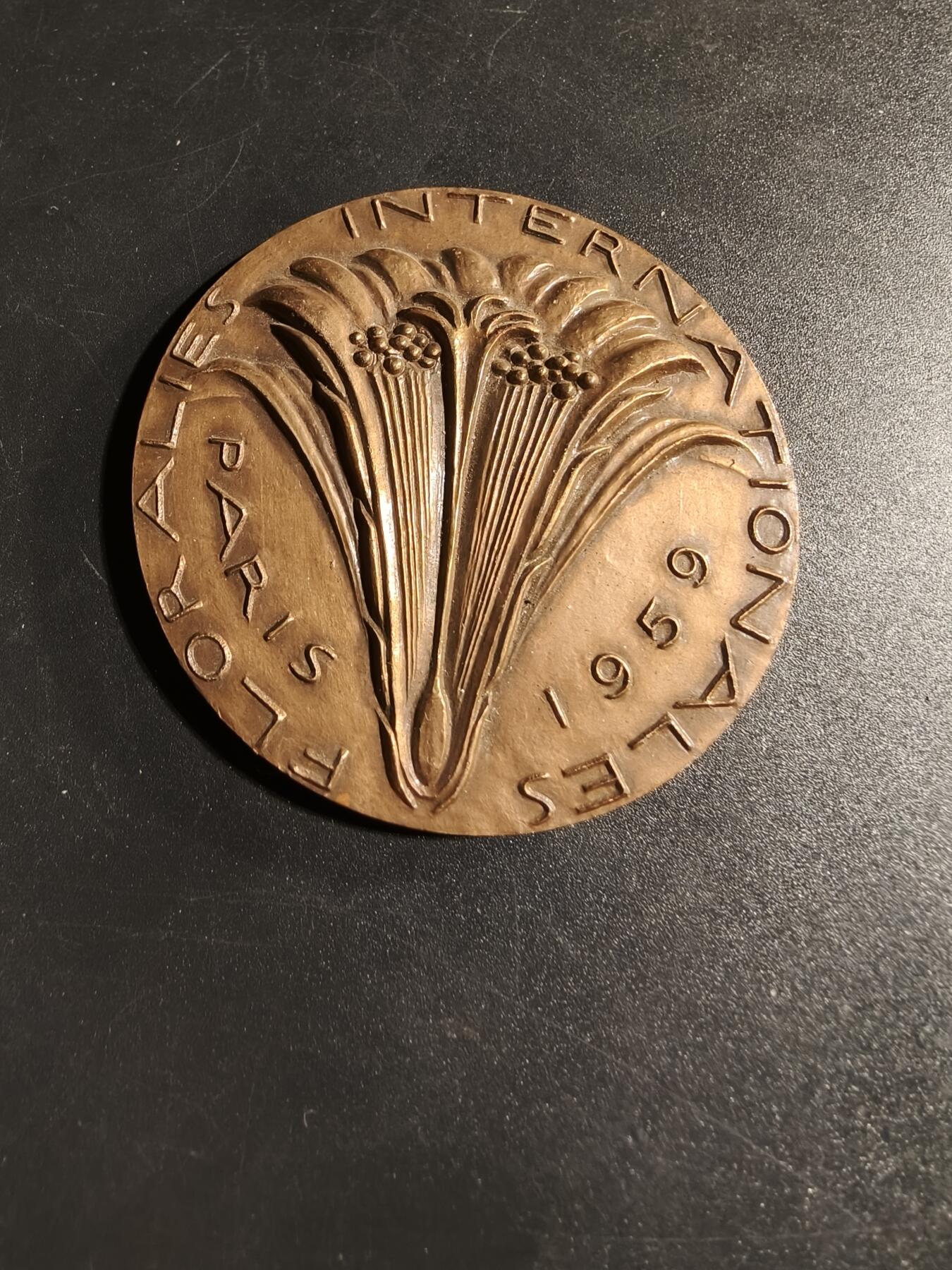 老王徽章第167期 法国1959年巴黎国际花卉博览会大铜章     直径54mm.   重量69g