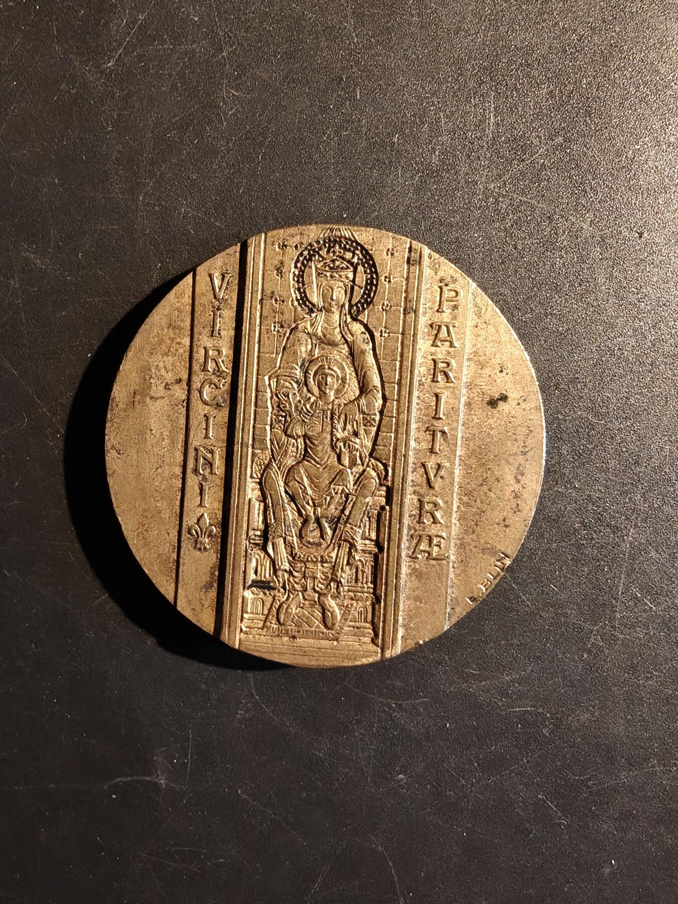 老王徽章第167期 法国沙特尔大教堂大铜章     直径48mm.    重量69.5g