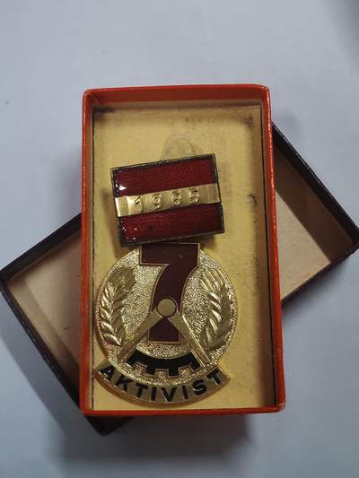 韵星假日拍卖第三十一期 -- Rimey Holidays Auction 31 - 民主德国七年计划劳动模范奖章 带原盒