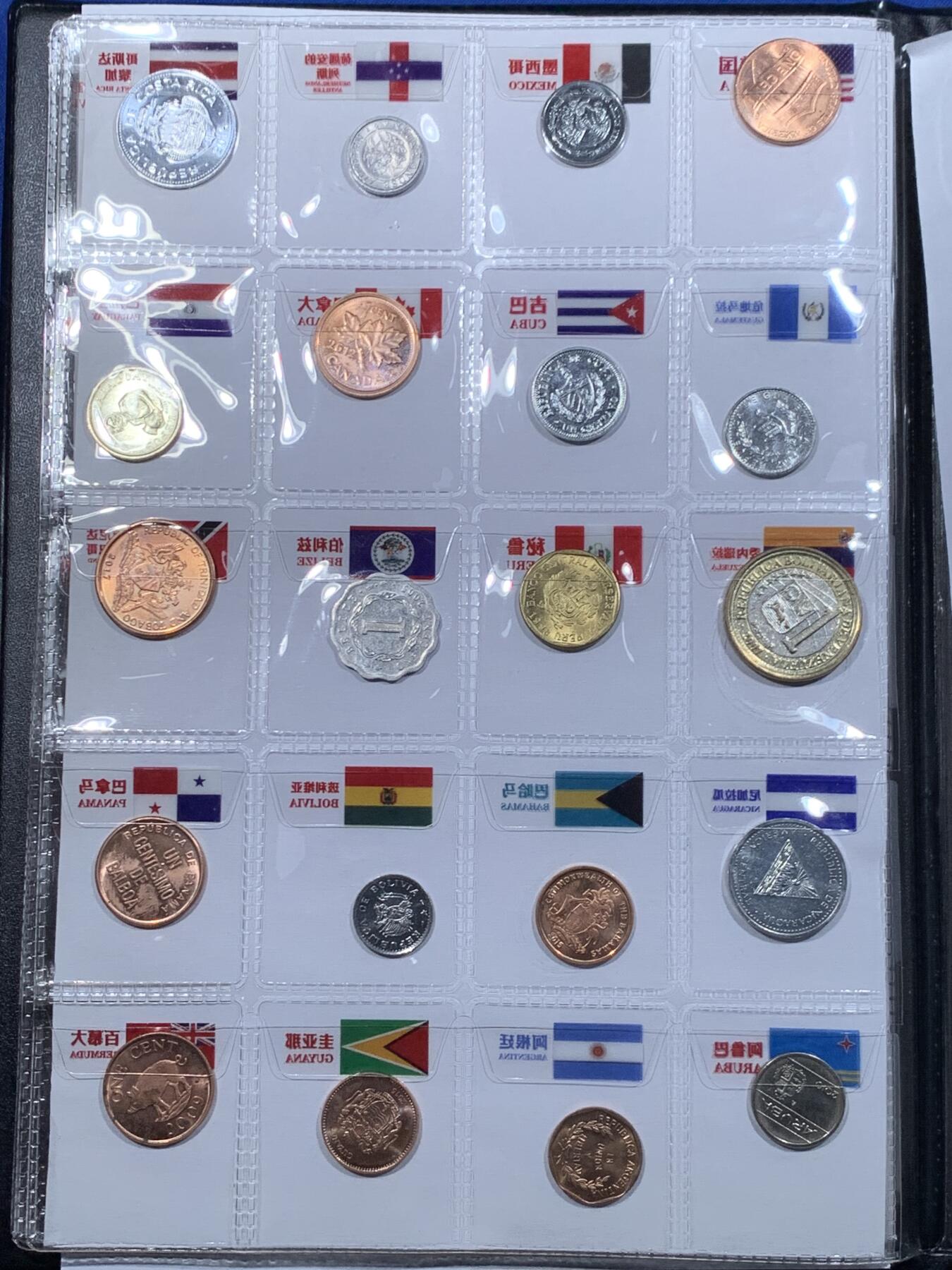 《竞宝斋》第444场 周日，周一，2场连拍 （全场包邮） 世界120国硬币大全套珍藏册 甄选世界120个国家120枚硬币集装成册，自带国旗标签和可自由装取的硬币格与透明内页，细节见图。