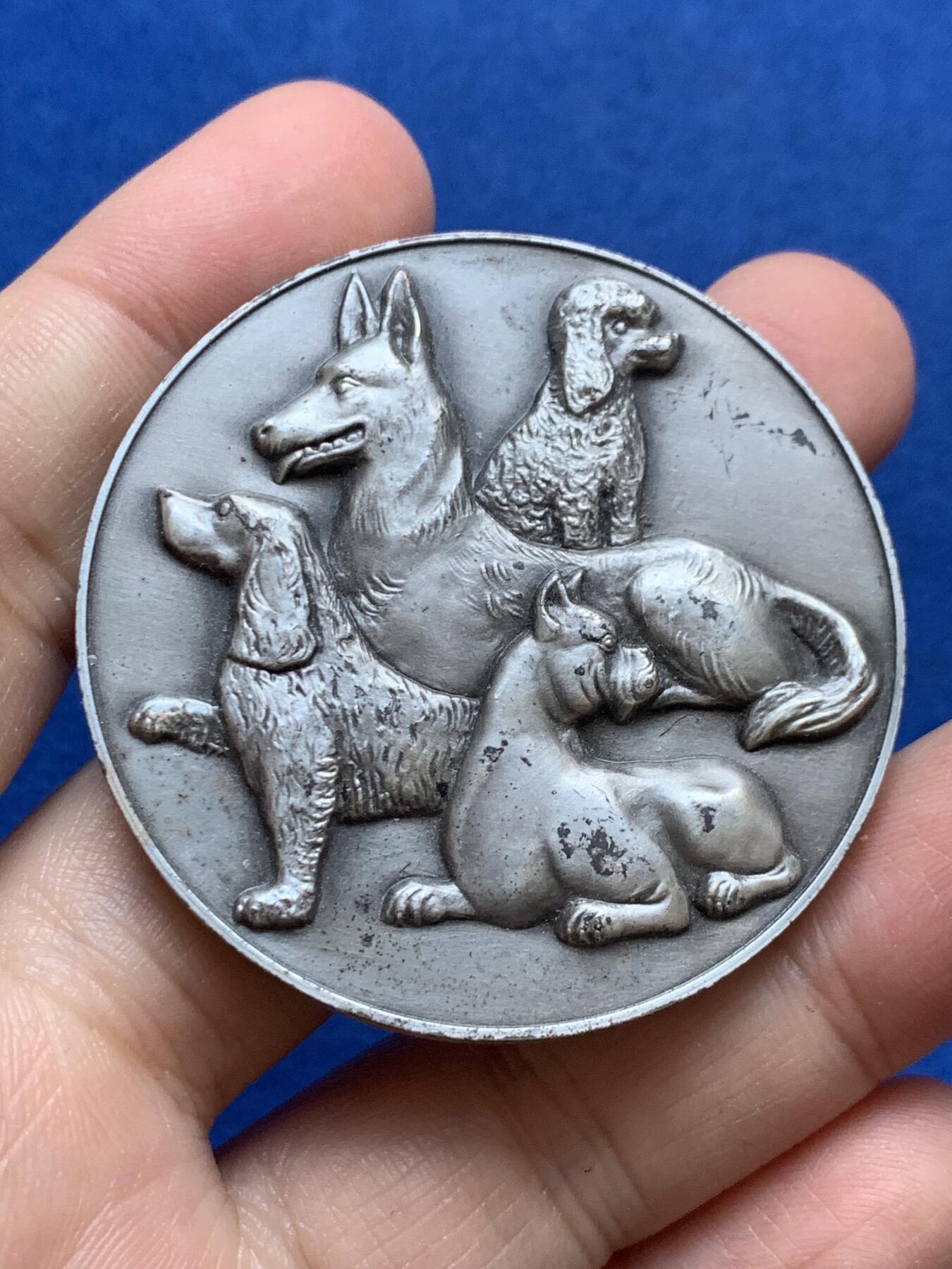 《竞宝斋》第444场 周日，周一，2场连拍 （全场包邮） 法国国际犬类博览会镀银大铜章 高浮雕很精美 1967 丰饶角铜标边铭 直径5mm 重量72.4g