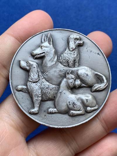 《竞宝斋》第444场 周日，周一，2场连拍 （全场包邮） - 法国国际犬类博览会镀银大铜章 高浮雕很精美 1967 丰饶角铜标边铭 直径5mm 重量72.4g