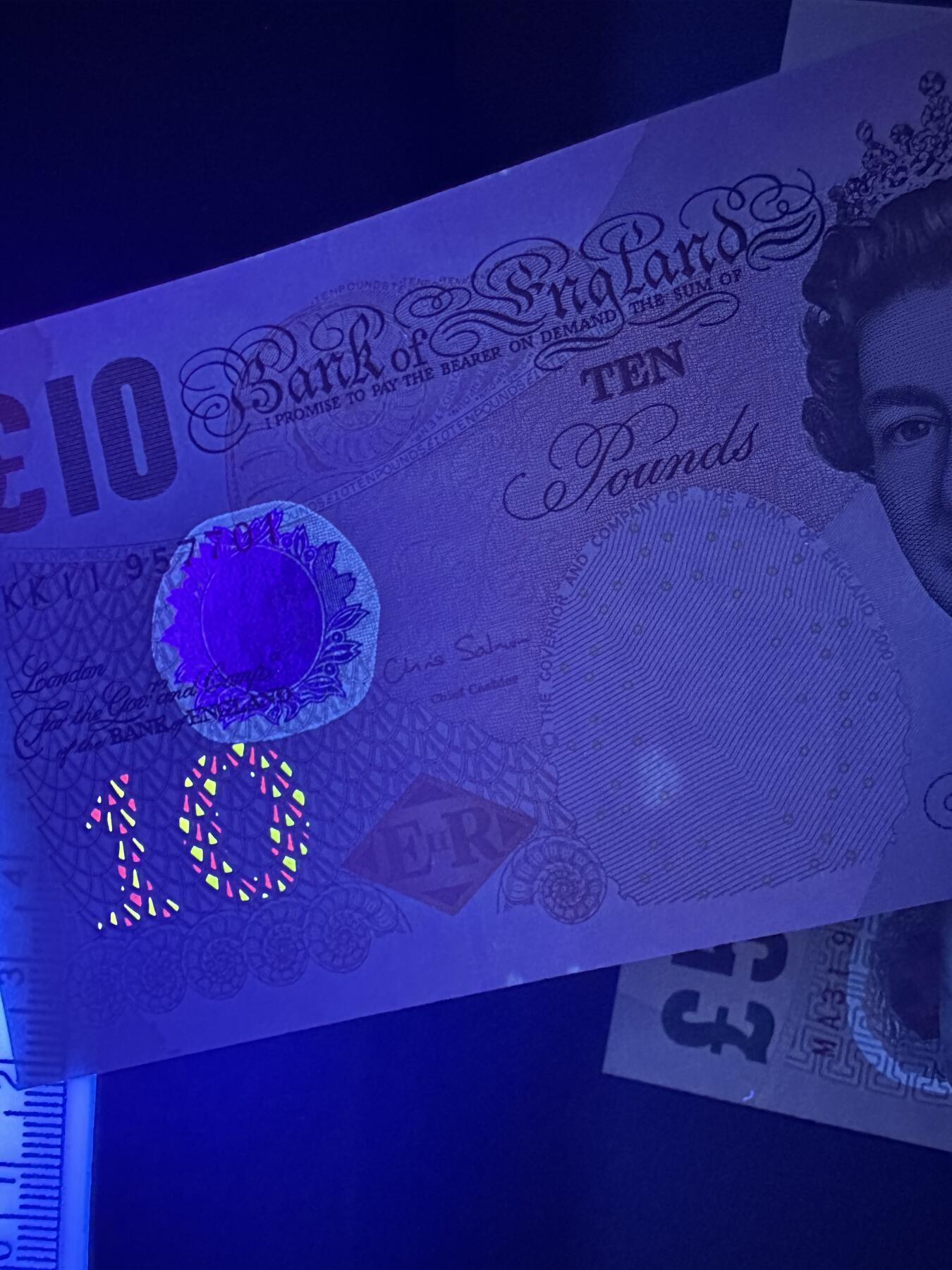 《外钞收藏家》第五百九十期（欧洲强钞、港币、硬通货及丰富裸币大拍场）（本平台长期征集拍品、欢迎藏友们联系合作） 英国E序列5和10镑 2张一起 全新UNC 全部是靓号尾1 但10镑有轻微潮点