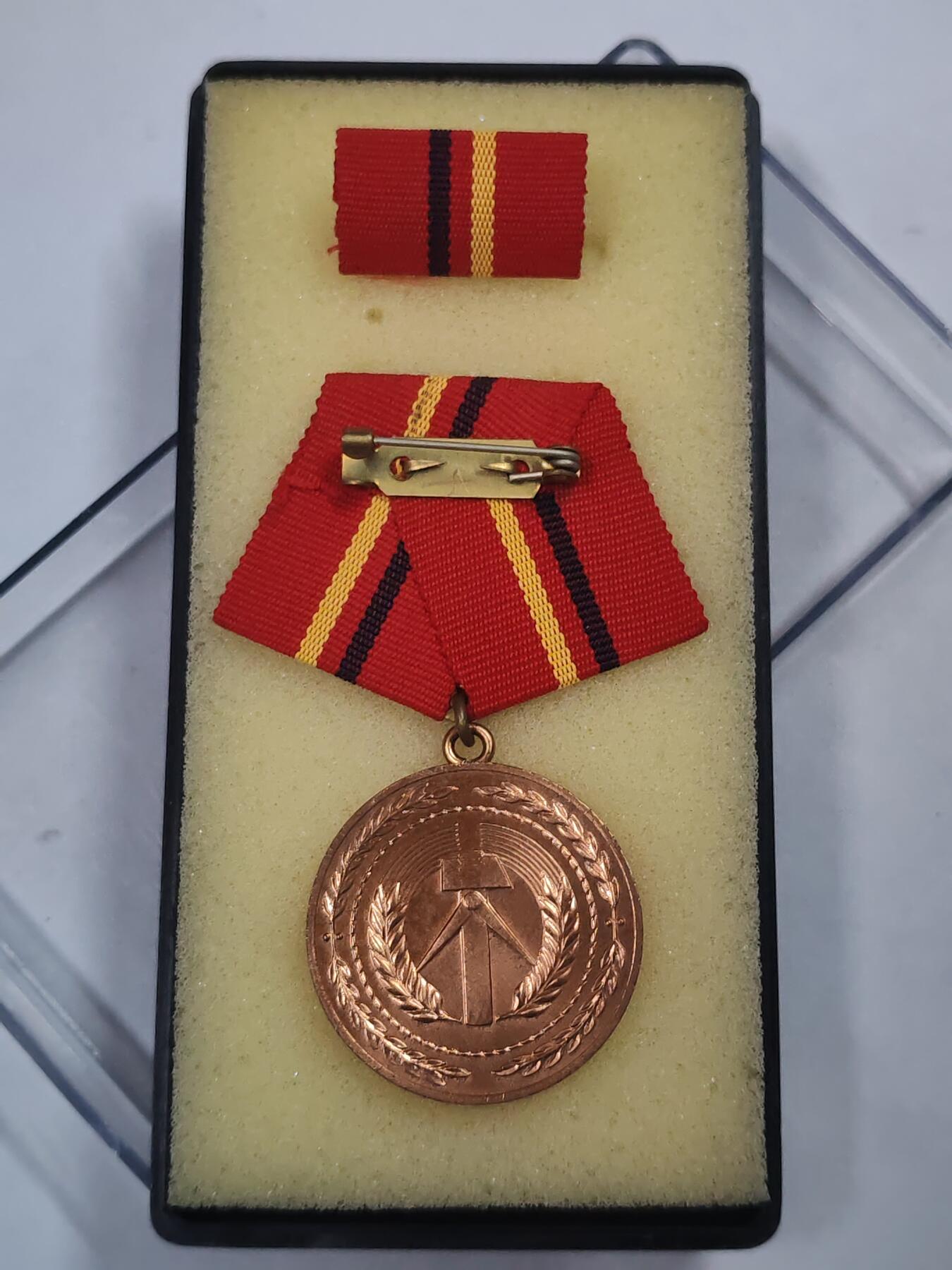 韵星假日拍卖第三十一期 -- Rimey Holidays Auction 31 民主德国铜级工战队功绩奖章带原盒略