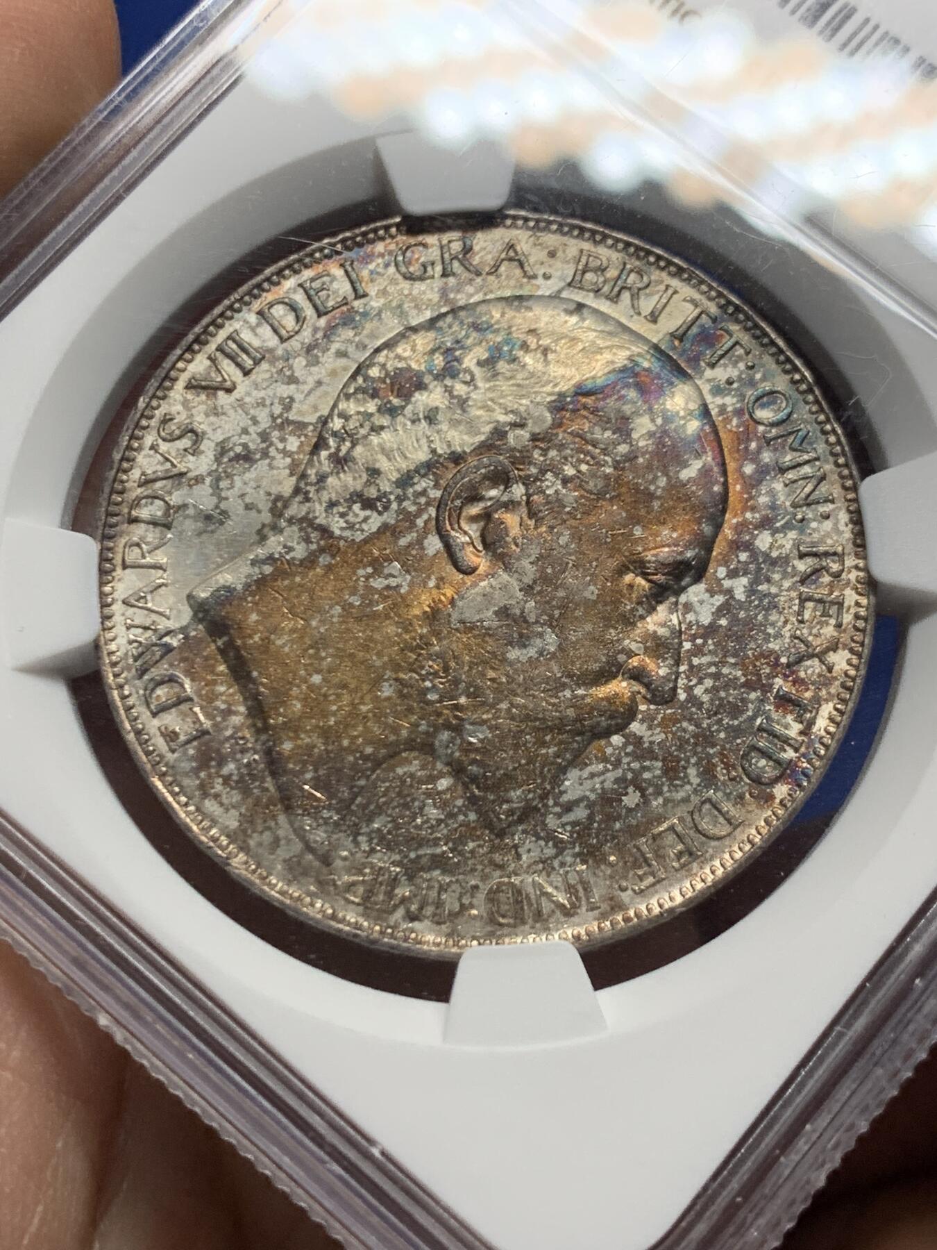 《竞宝斋》第444场 周日，周一，2场连拍 （全场包邮） NGC MS61 英国1902年爱德华七世马剑克朗银币，正面浓郁五彩包浆，背面原状态英伦包浆，非常不错的一枚