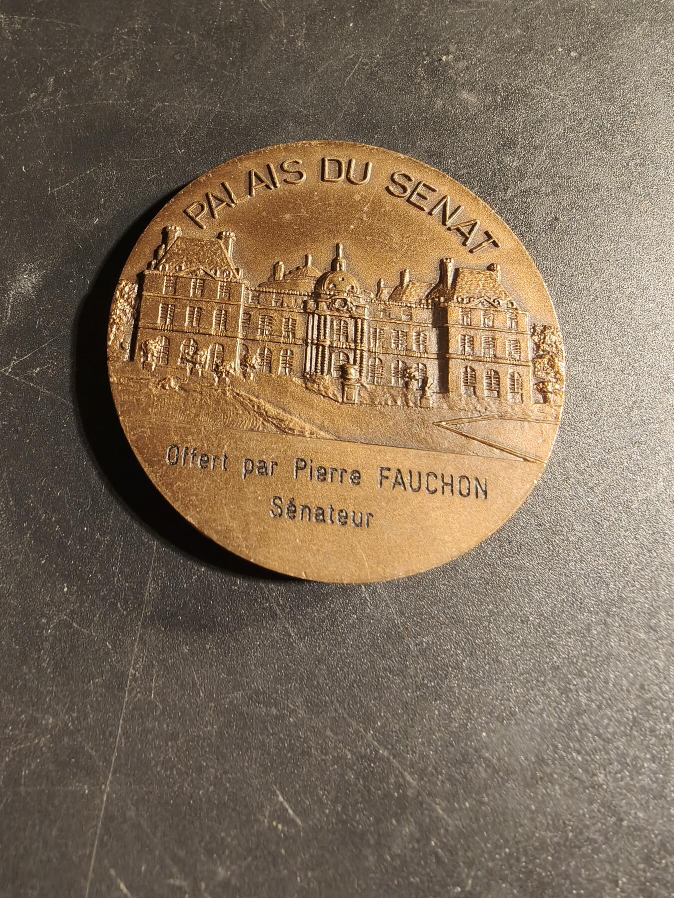 老王徽章第167期 法国参议院所在地卢森堡宫大铜章 高浮雕 直径50mm. 重量67.7g