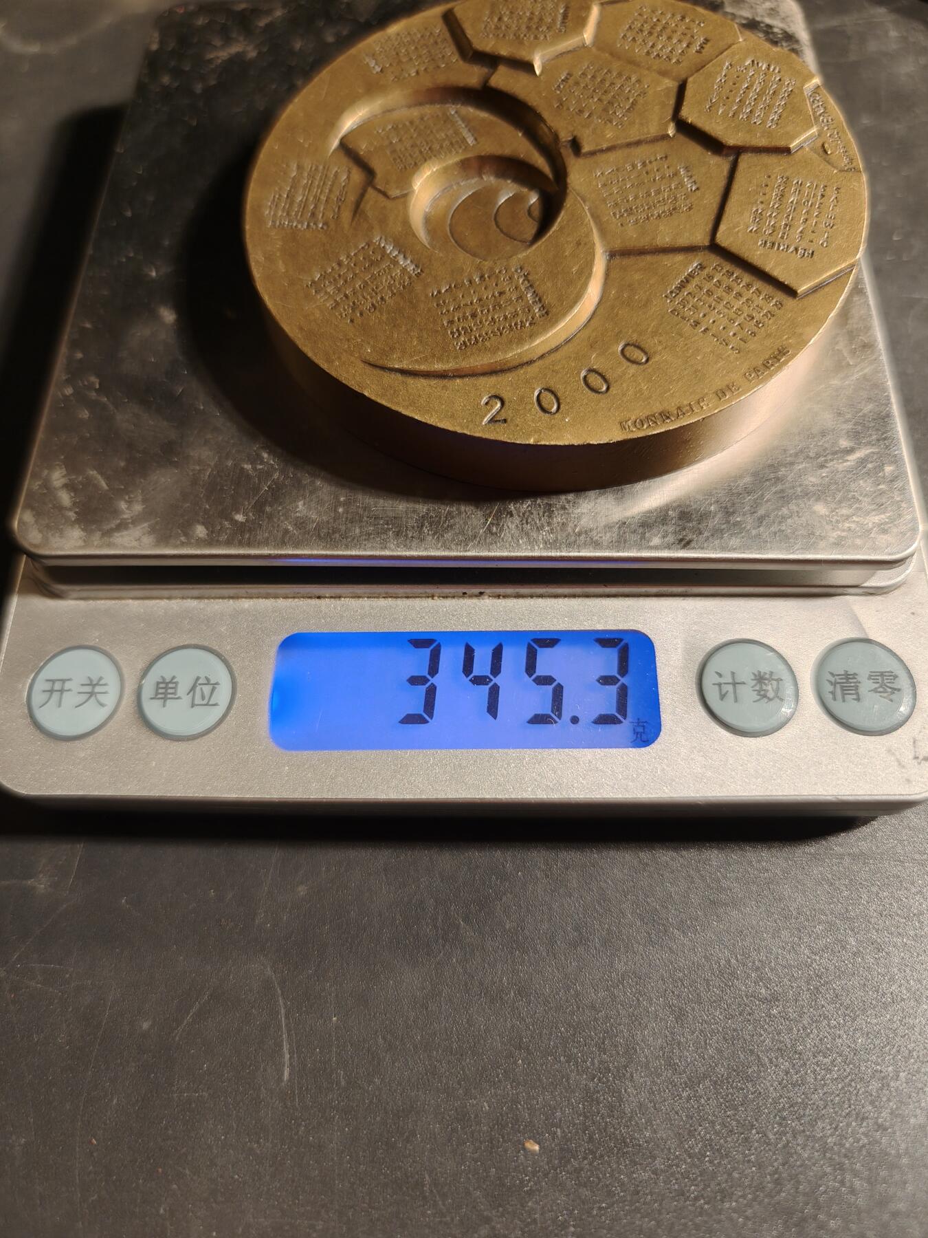 老王徽章第167期 法国2000年月历大铜章     直径72mm.    重量345.3g