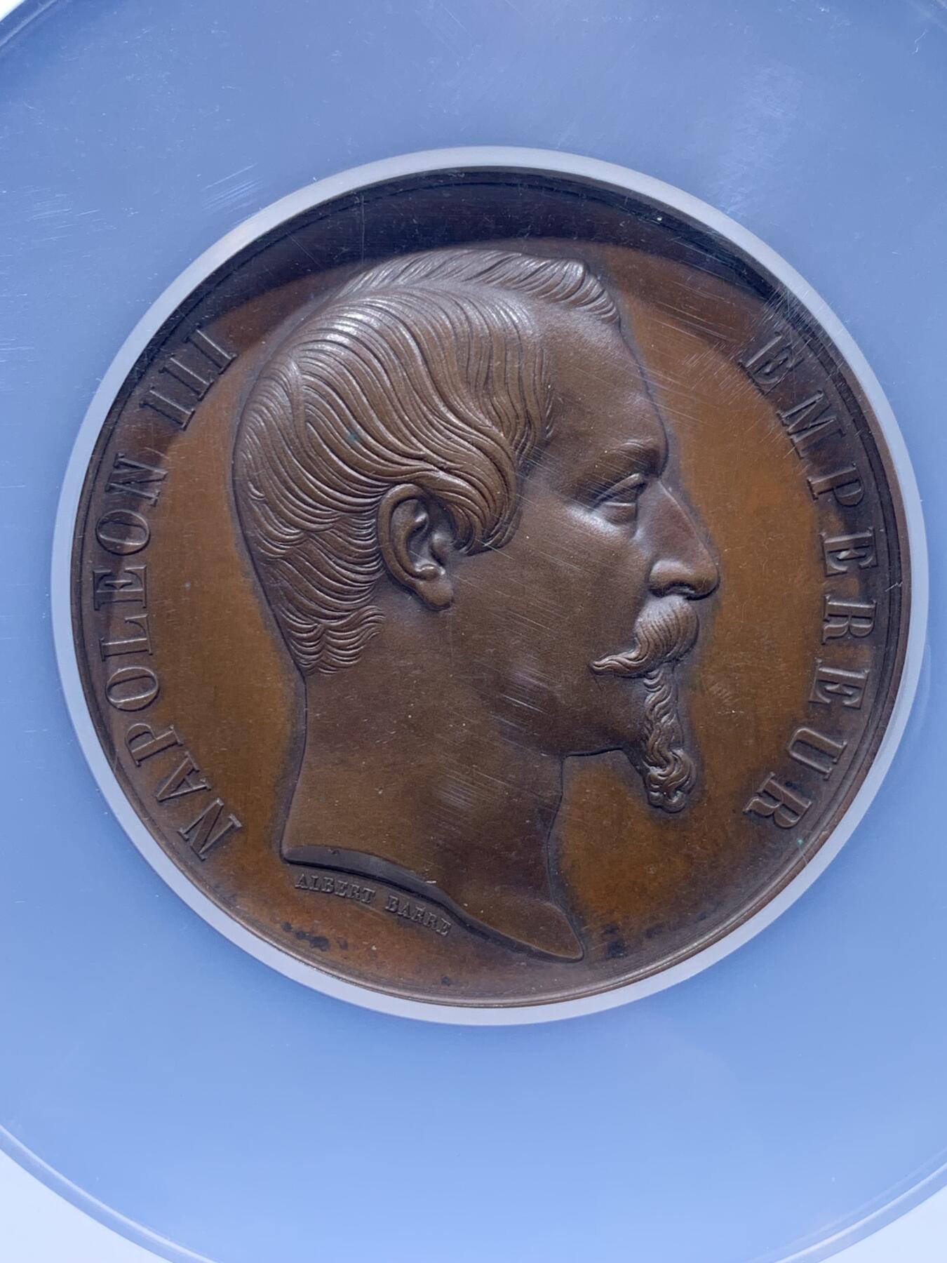 《竞宝斋》第444场 周日，周一，2场连拍 （全场包邮） NGC MS64BN 法国1855年巴黎世博会纪念大铜章，60mm，顶级高分。拿三章牌中的热门品种，20国徽章环绕波拿巴家族鹰徽，众星捧月，繁复华丽，记录拿破仑三世的巅峰时刻。手指边铭原铸品，加大加厚盒装