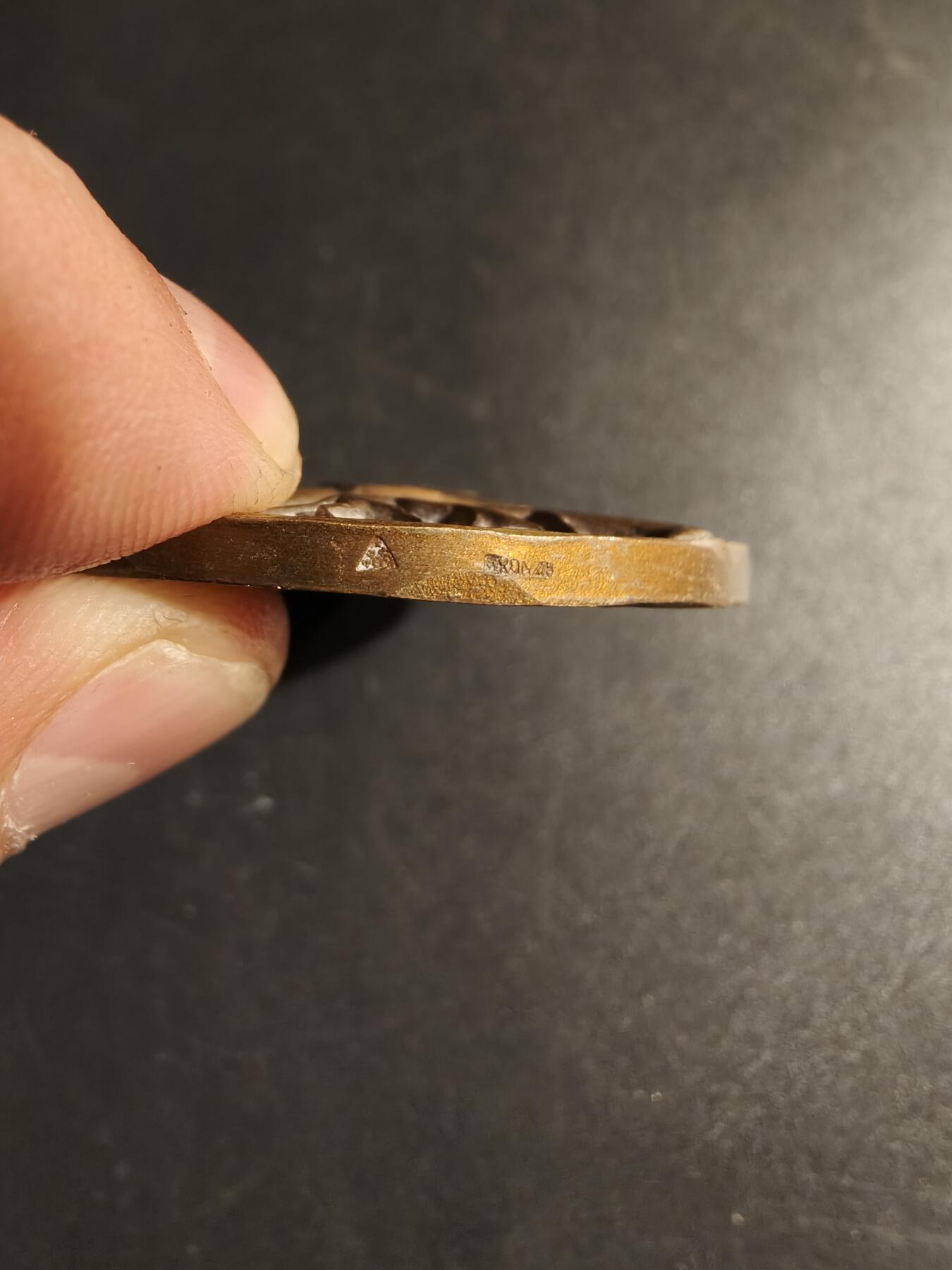 老王徽章第167期 法国教育联盟百年大铜章     正面双人植树     直径54mm.    重量58.9g