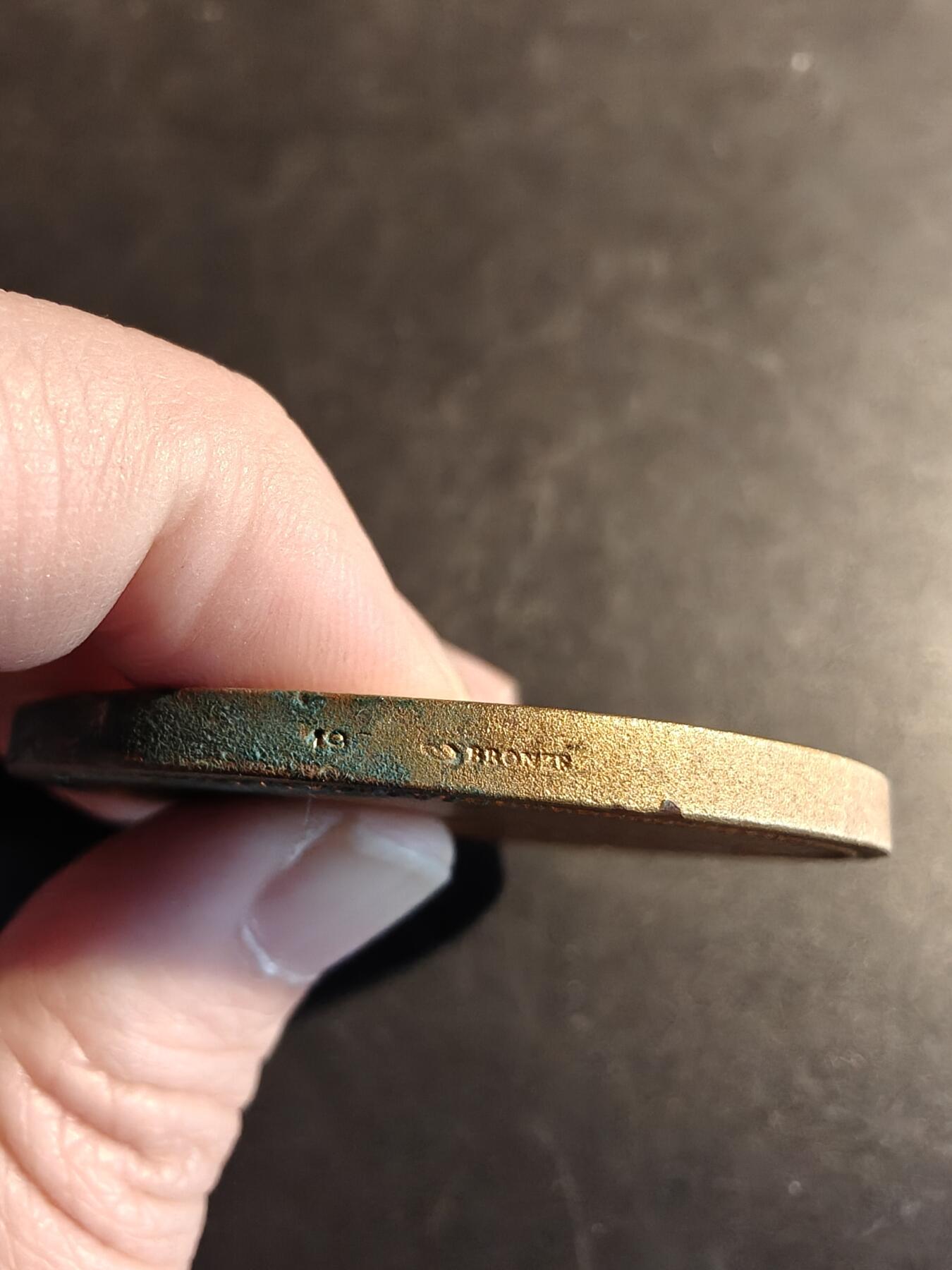 老王徽章第167期 法国公证人职员培训协会镀金大铜章     直径50mm.    重量64.3g