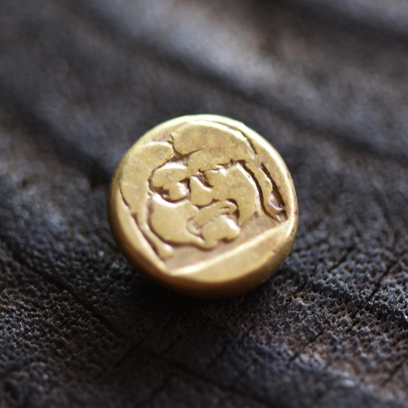 【良泉】【2025年最后一场】12月18日晚19.30点开拍！188组【直播场】西方古代钱币、丝路杂项、印章！ 【藏家出品A】公元前454-428/7年【古希腊】蕾丝岛，英雄阿克泰翁/美杜莎（戈尔贡）琥珀金 金币，适合做镶嵌，2.44克