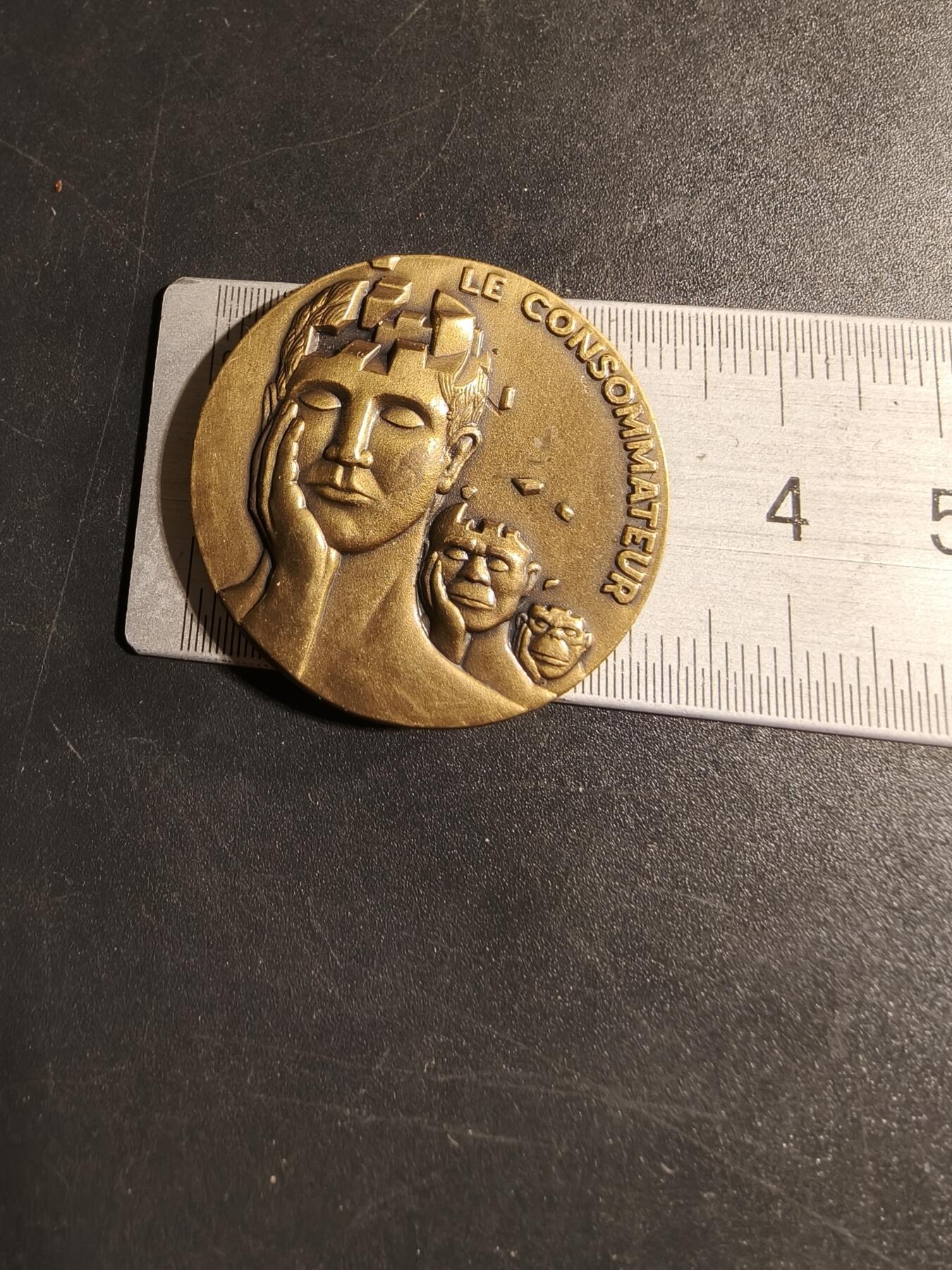 老王徽章第167期 法国1985年里昂公证人大会纪念章     直径33mm.    重量15.4g