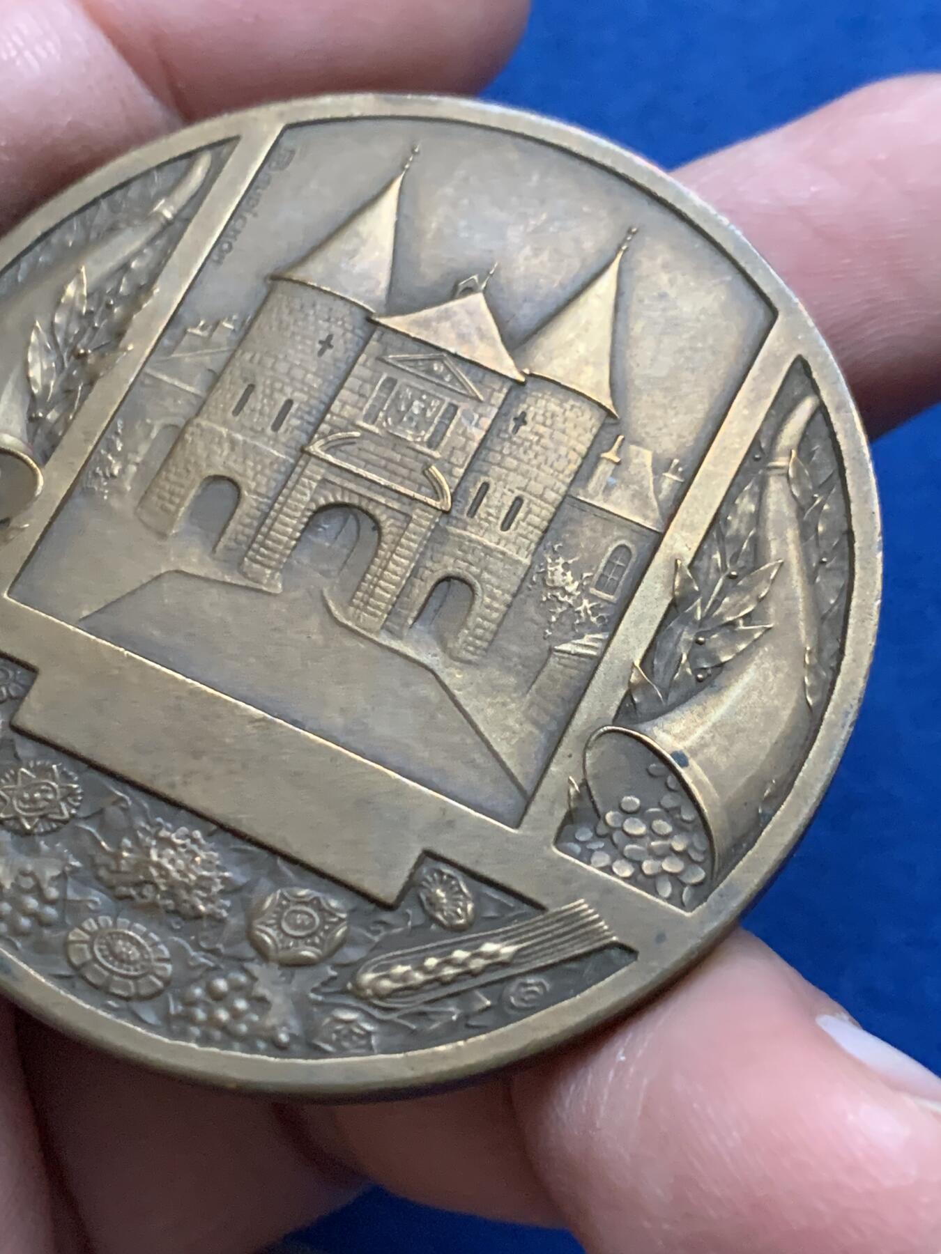 《竞宝斋》第444场 周日，周一，2场连拍 （全场包邮） 法国1939年塞奎纳资本化50周年纪念铜章 59.2克 49.5mm 三角铜标 带盒