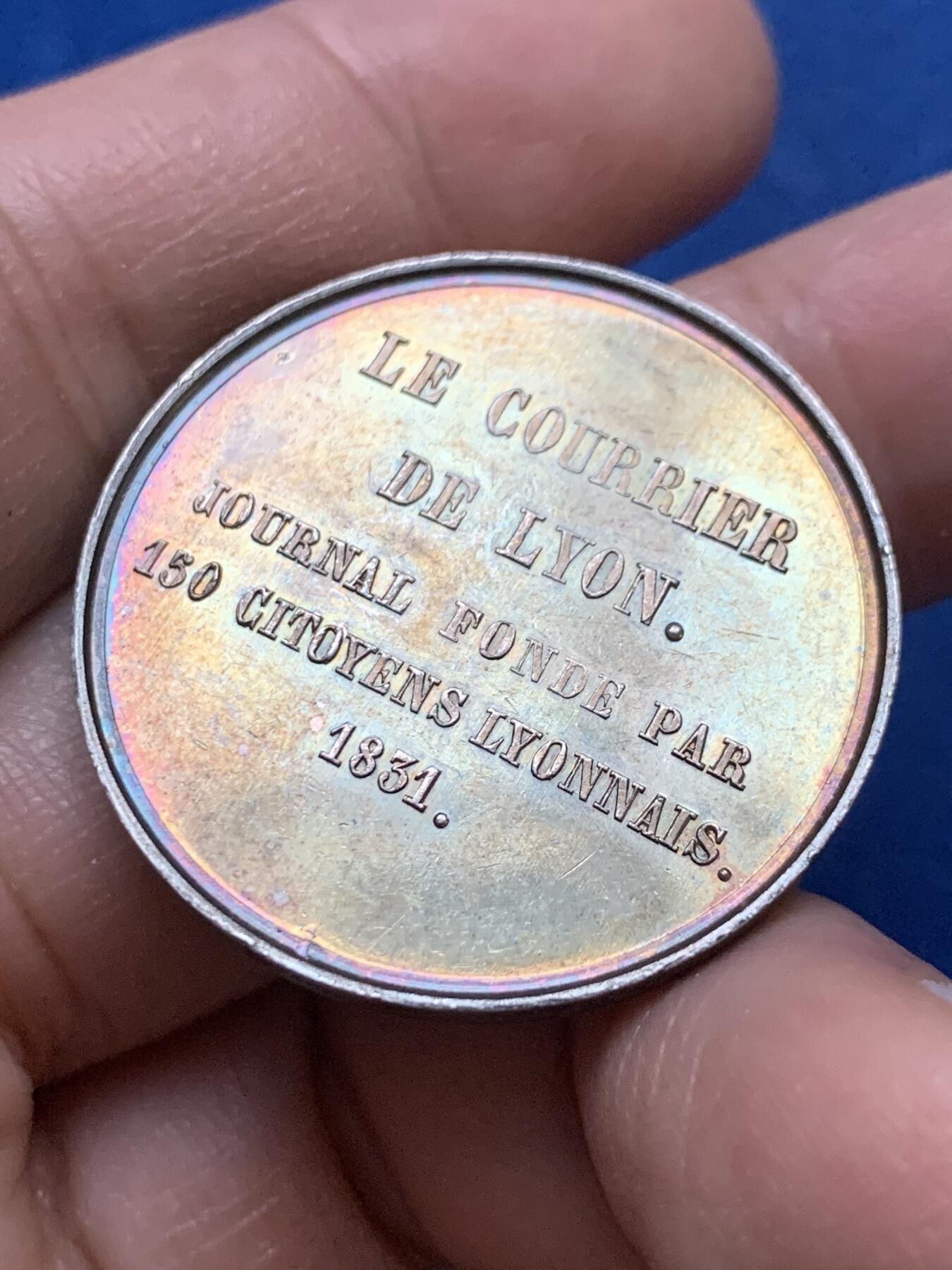 《竞宝斋》第444场 周日，周一，2场连拍 （全场包邮） 1831年里昂信使报圆形银章 32.8mm 14.4g 手指铭 五彩高浮雕