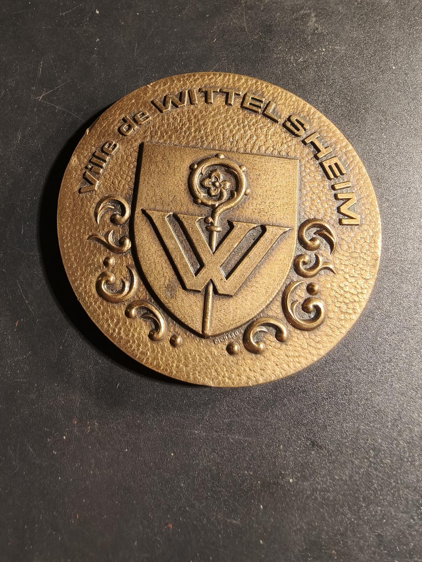老王徽章第167期 法国维特尔斯海姆市大铜章     直径66mm.    重量150.9g