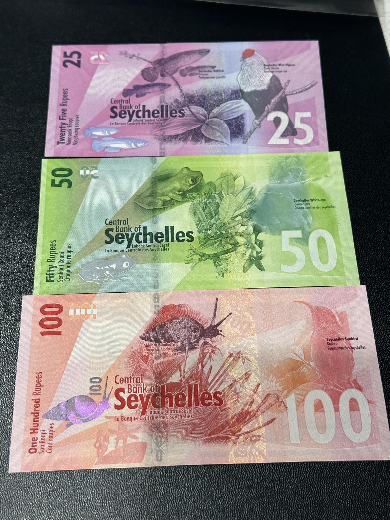 《外钞收藏家》第五百九十期（欧洲强钞、港币、硬通货及丰富裸币大拍场）（本平台长期征集拍品、欢迎藏友们联系合作） 塞舌尔25、50、100卢比 3张一起 全新UNC 全部是靓号尾0
