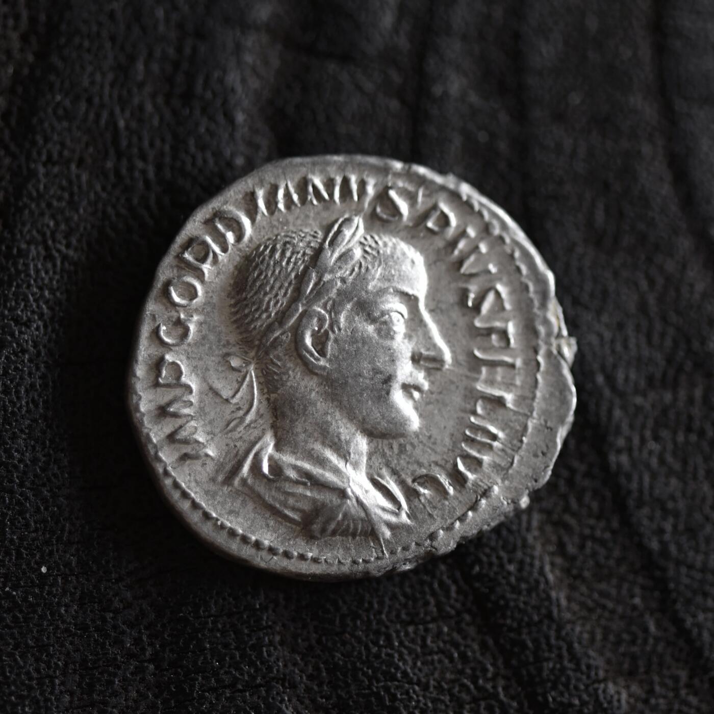 【良泉】【2025年最后一场】12月18日晚19.30点开拍！188组【直播场】西方古代钱币、丝路杂项、印章！ 【藏家出品D】戈尔迪安三世（238年2-3月—244年3月），第纳尔银币，3.05克