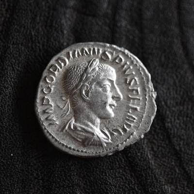 【良泉】【2025年最后一场】12月18日晚19.30点开拍！188组【直播场】西方古代钱币、丝路杂项、印章！ - 【藏家出品D】戈尔迪安三世（238年2-3月—244年3月），第纳尔银币，3.05克