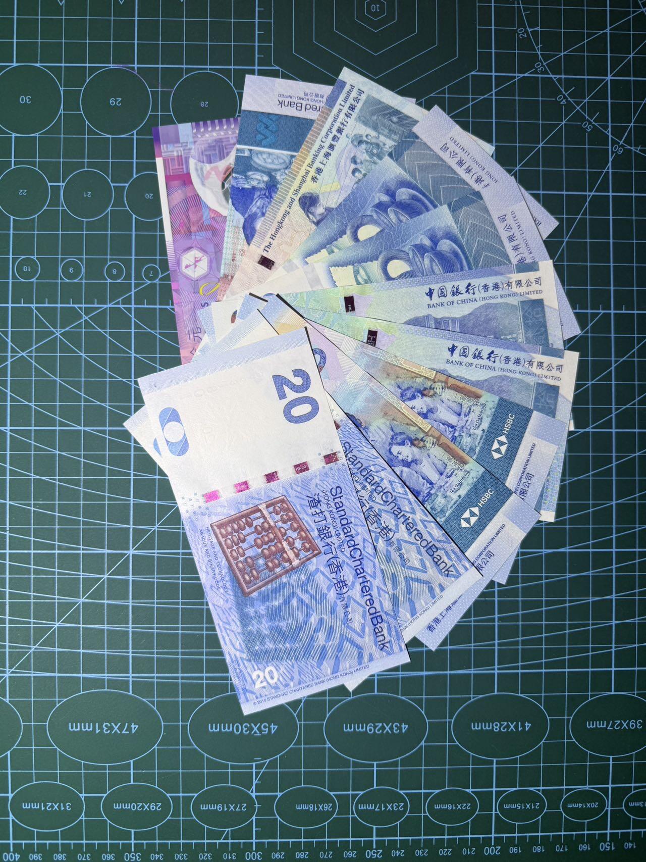 【炜奕收藏】，第五十二期 香港多家银行10元&20元共11张，UNC品相，均为倒置号