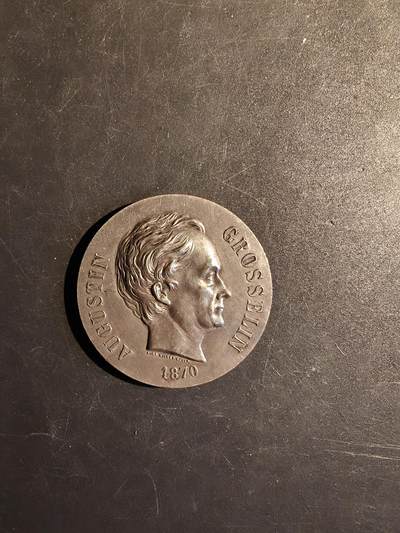 老王徽章第167期 - 法国保护耳聋、耳哑或发育迟缓儿童大铜章     直径50mm.    重量54.3g