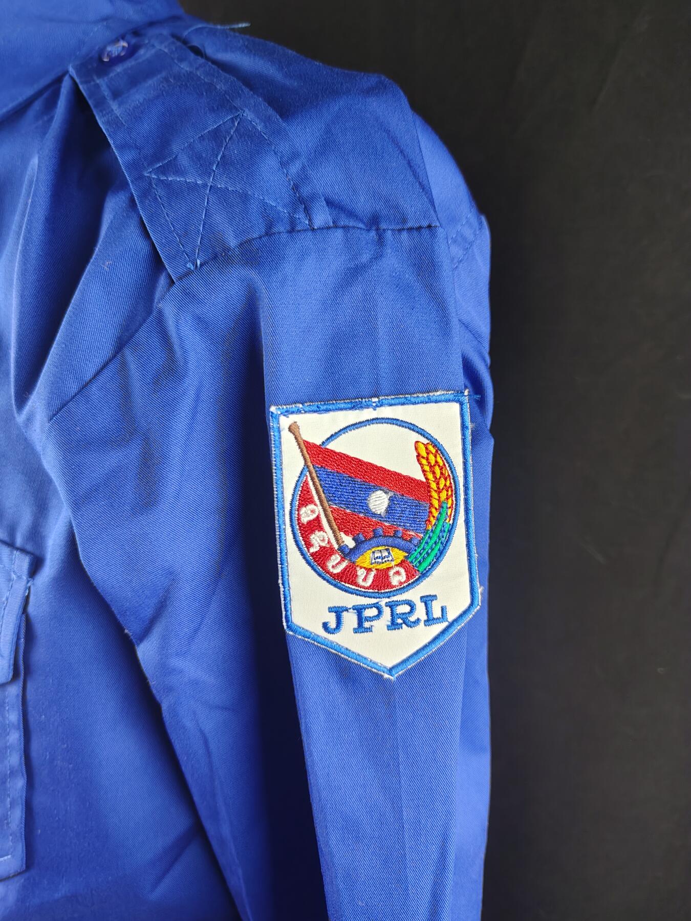 0元起拍勋章 第315期 咸鱼国勋章拍卖专场 12月3日（周三）下午6：00开始 老挝共青团制服 领围43 肩宽51 胸围112 衣长74 袖长63