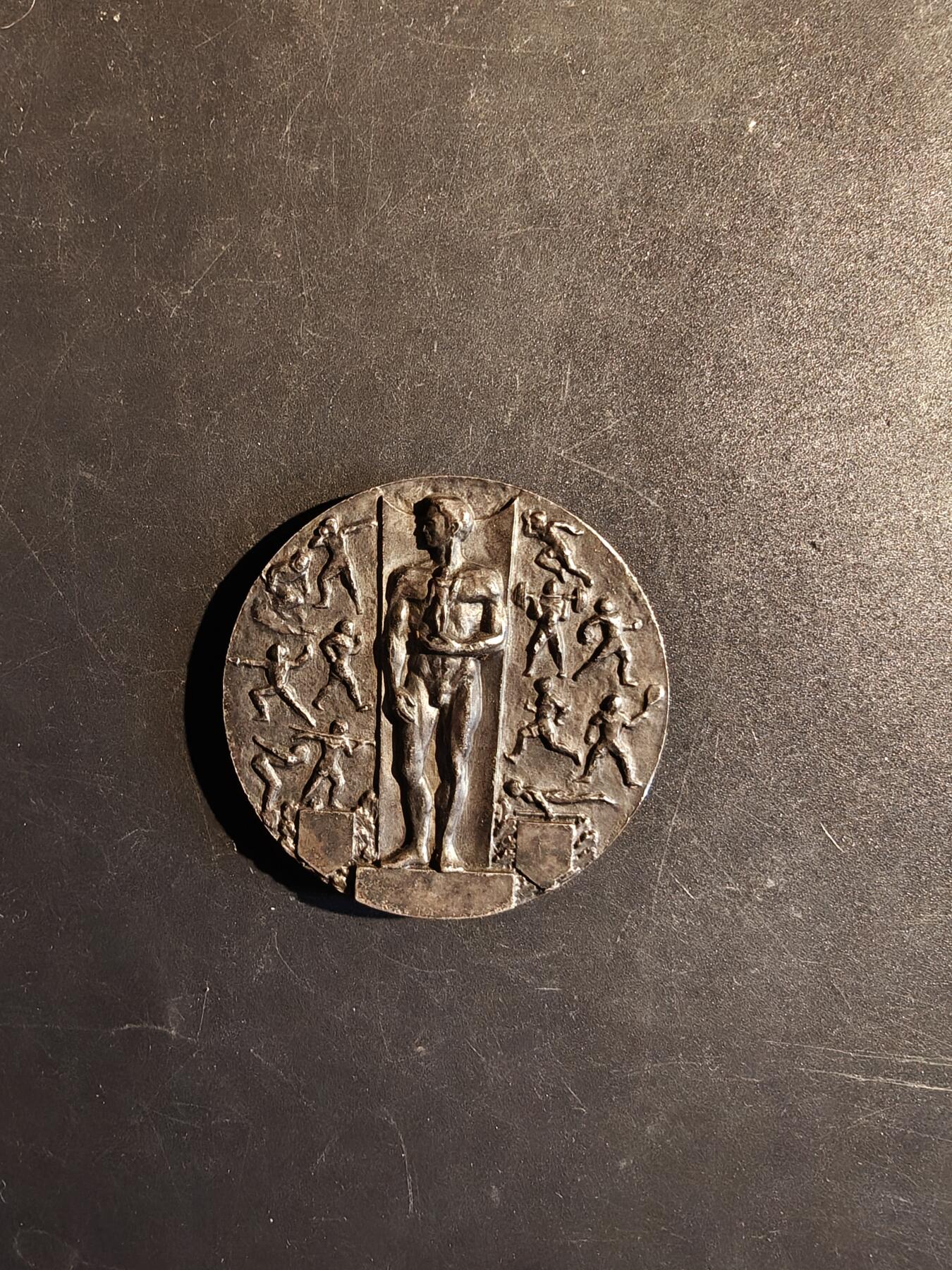 老王徽章第167期 法国体育协会镀银大铜章     直径50mm.   重量60.8g