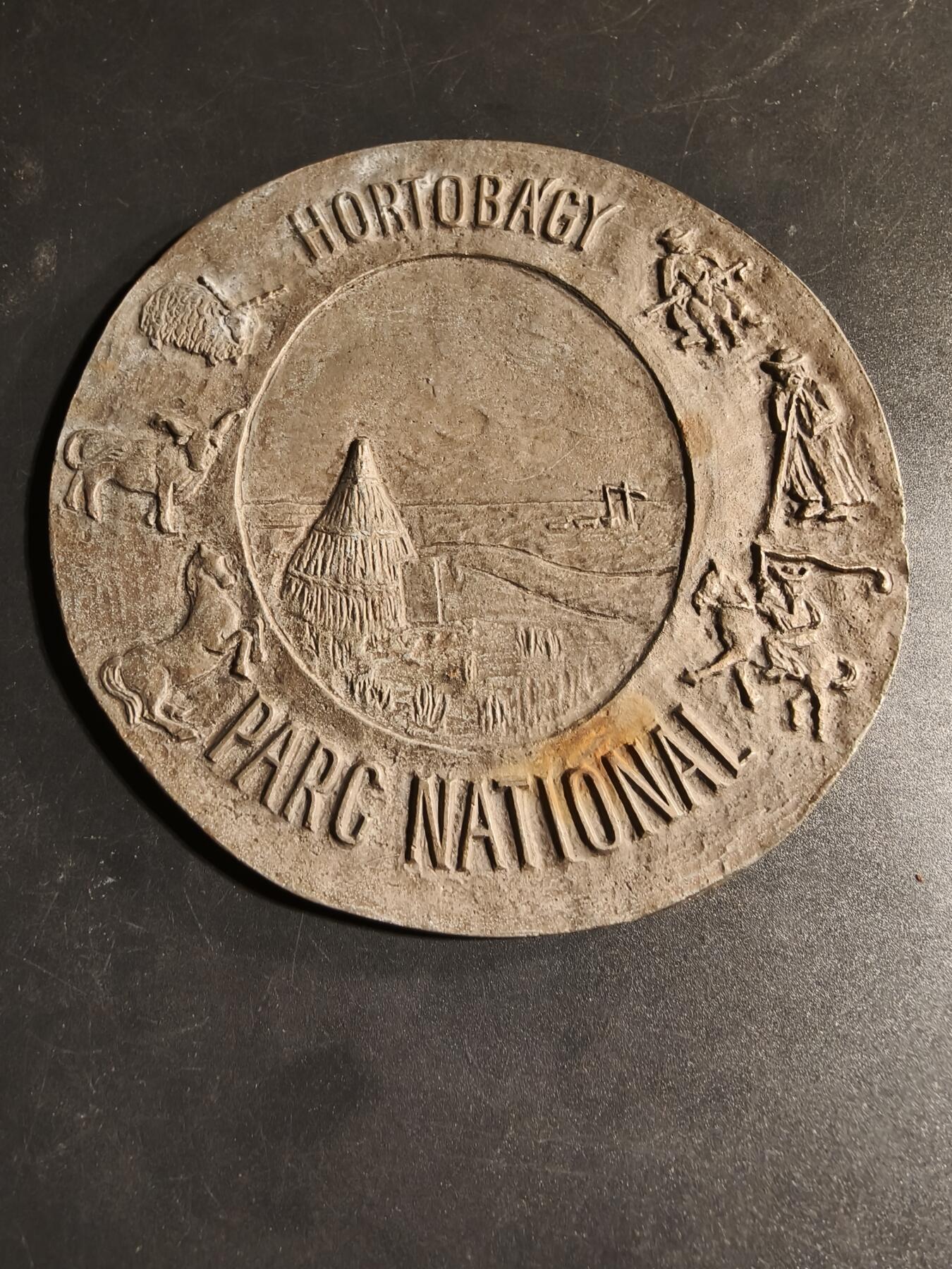 老王徽章第167期 匈牙利霍尔托巴吉国家公园纪念章     直径11.7cm.    重量307.5g.     霍尔托巴吉国家公园是匈牙利最大的保护区和第一个国家公园。 它以其独特的普斯塔（Puszta）草原景观、传统农牧文化和丰富的野生动物而闻名。 该公园于1999 年被联合国教科文组织列入世界遗产名录。 