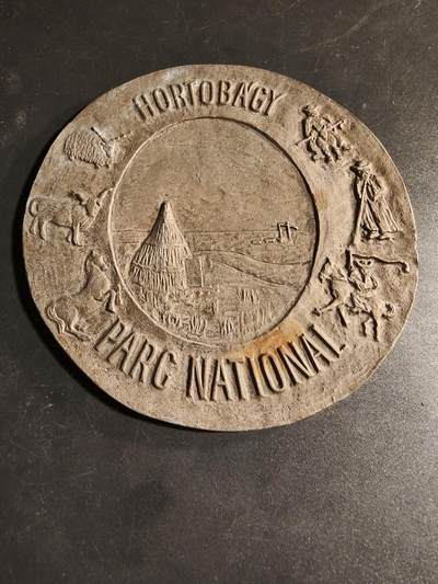 老王徽章第167期 - 匈牙利霍尔托巴吉国家公园纪念章     直径11.7cm.    重量307.5g.     霍尔托巴吉国家公园是匈牙利最大的保护区和第一个国家公园。 它以其独特的普斯塔（Puszta）草原景观、传统农牧文化和丰富的野生动物而闻名。 该公园于1999 年被联合国教科文组织列入世界遗产名录。 