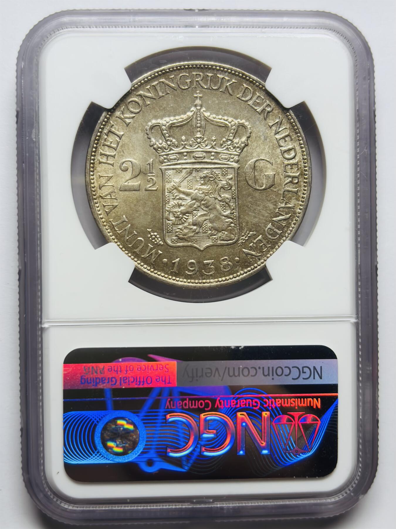 文馨钱币收藏第 283 场，【大雪鉴珍，寒英缀金】金银纪念币精品场，诚邀您的参与【长期接代拍品】 1938 年荷兰威廉明娜女王 2.5 盾大银币 NGC 评级 AU58 分，币面干净光滑，包浆光度层次分明