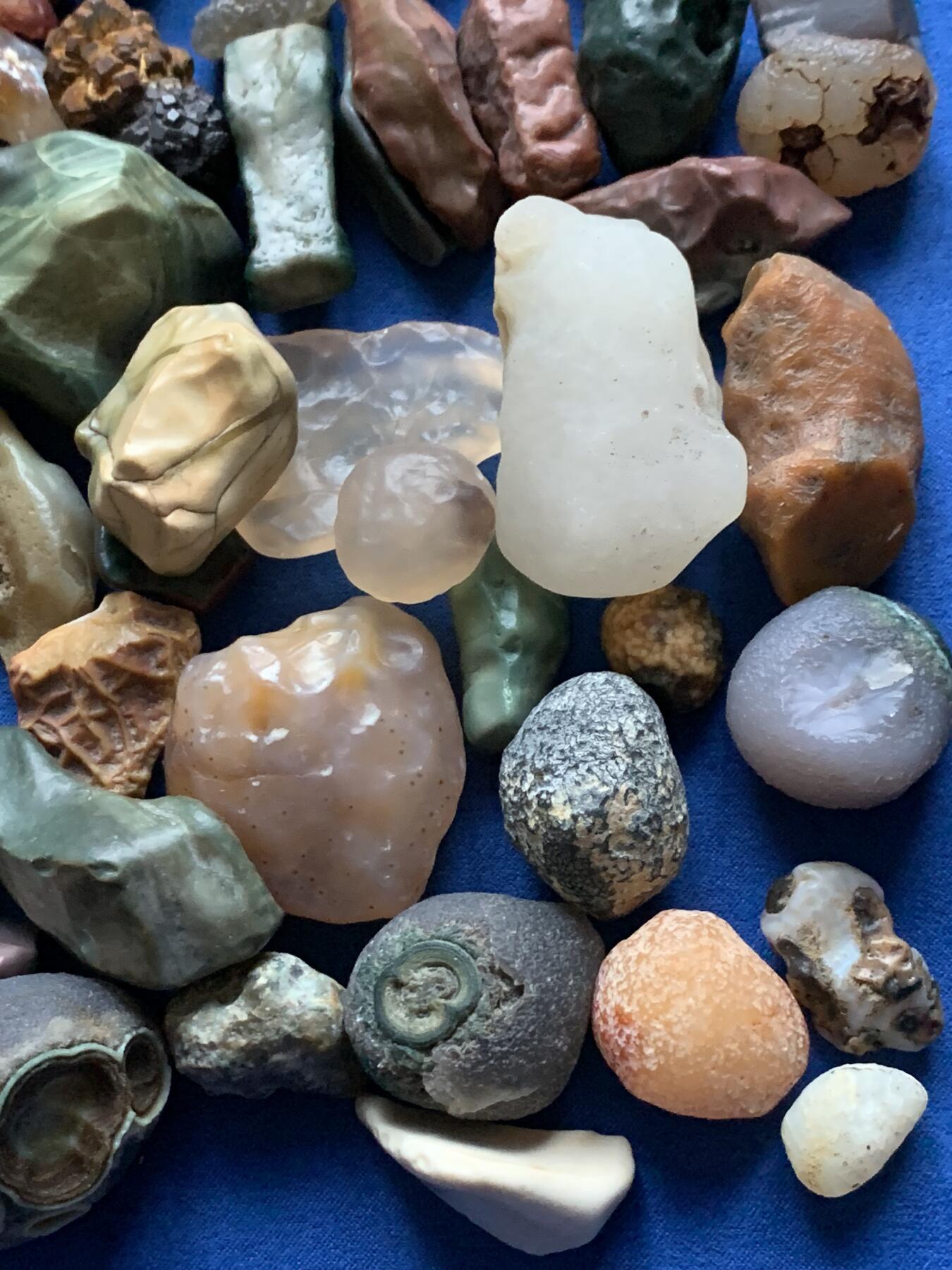 《竞宝斋》第444场 周日，周一，2场连拍 （全场包邮） 各类奇石怪石 约1.04公斤 细节见图