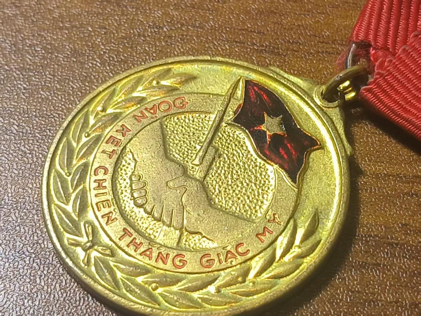 罗岚⭐新藏⭐特惠专拍第一场-分享拍场赚佣 越南民主共和国 抗美援越（团结战胜美帝）奖章 原挂，发给参加援越战斗的中方人员