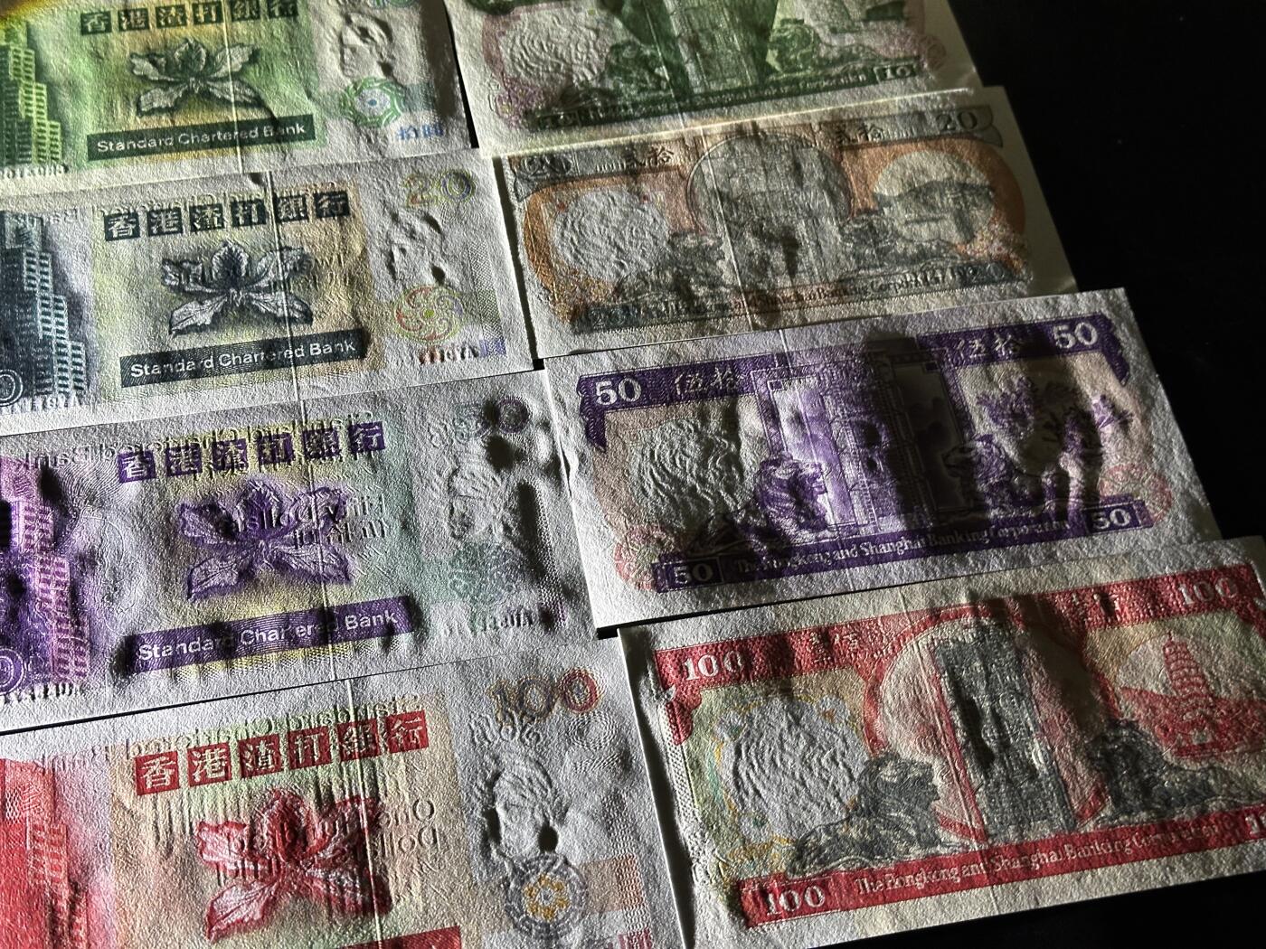 《外钞收藏家》第五百九十期（欧洲强钞、港币、硬通货及丰富裸币大拍场）（本平台长期征集拍品、欢迎藏友们联系合作） 港币3套 12张一起 汇丰银行1张有压痕一个有折 一个有轻微潮点 / 渣打全新 但有四张轻微潮点