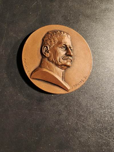 老王徽章第167期 - 法国法拉西内航运公司大铜章     正面为法国海军马金将军像      直径46mm.    重量60g