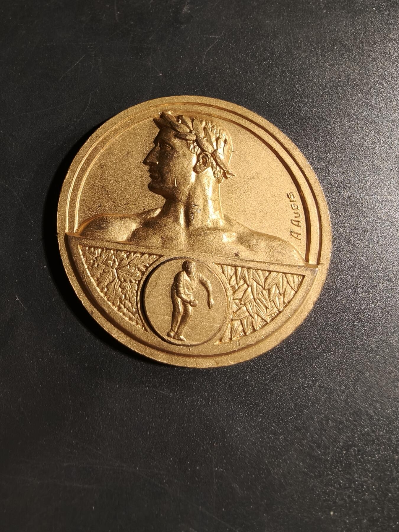 老王徽章第167期 法国田径运动镀金大铜章     直径50mm.    重量57g