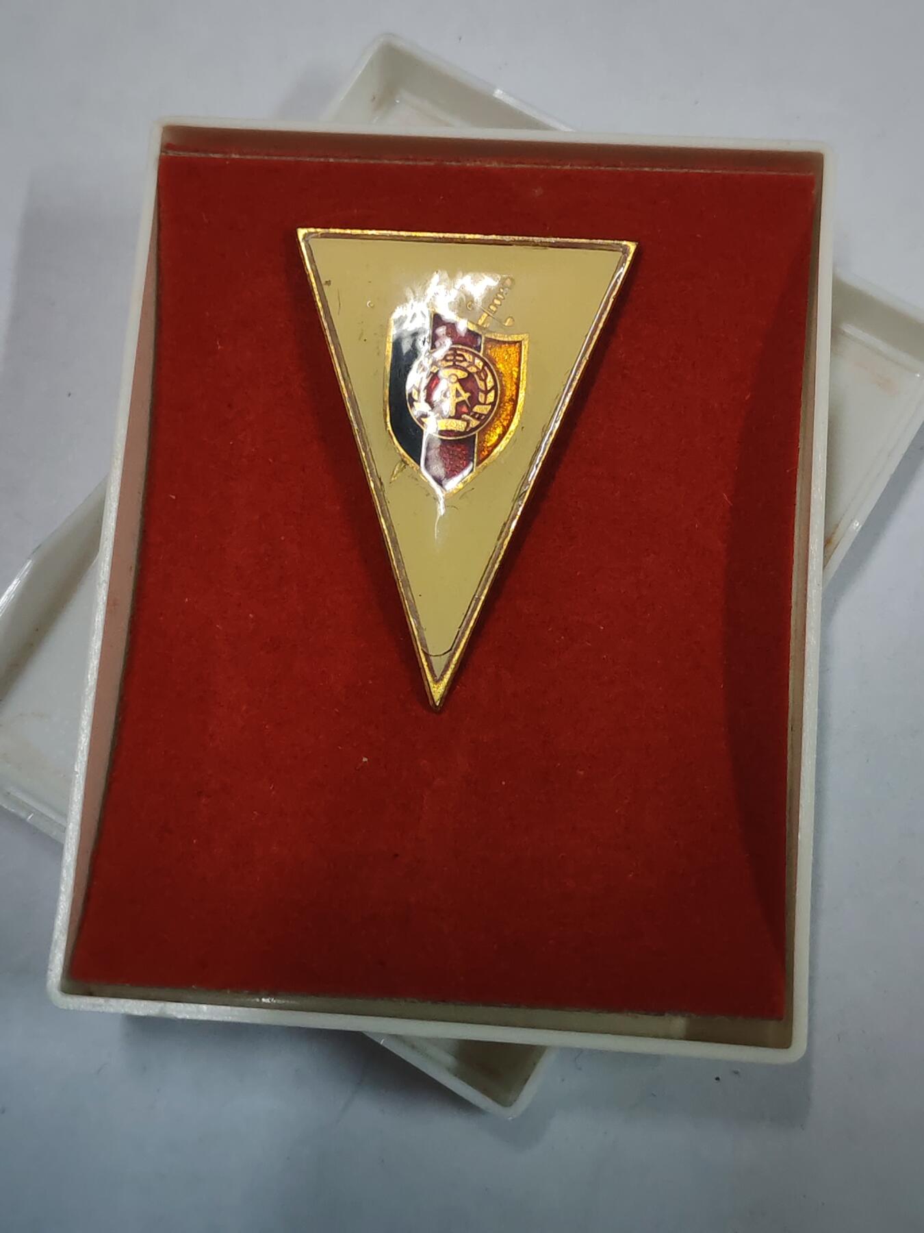 韵星假日拍卖第三十一期 -- Rimey Holidays Auction 31 民主德国斯塔西国家安全学院毕业校徽带原盒