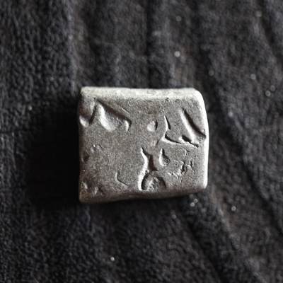 【良泉】【2025年最后一场】12月18日晚19.30点开拍！188组【直播场】西方古代钱币、丝路杂项、印章！ - 公元前3世纪【古印度】孔雀王朝，1卡夏帕银币，3.22克