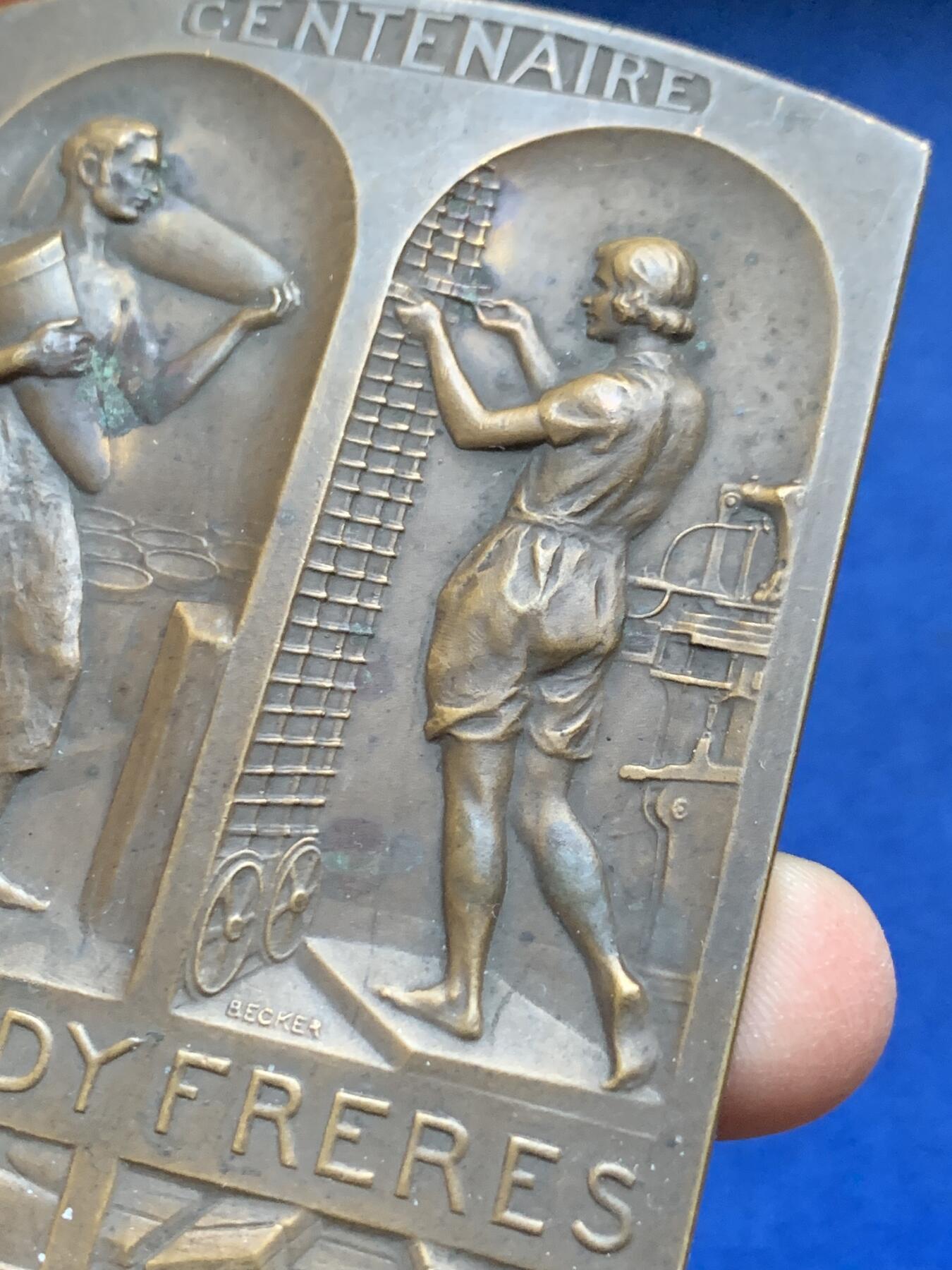 《竞宝斋》第444场 周日，周一，2场连拍 （全场包邮） 法国1924年勒博迪兄弟公司成立100周年纪念铜章 140.1克 60*80mm 三角铜标