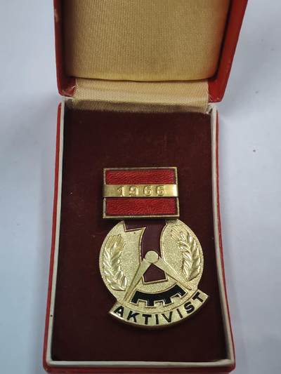 韵星假日拍卖第三十一期 -- Rimey Holidays Auction 31 - 民主德国七年计划劳动模范奖章 带原盒