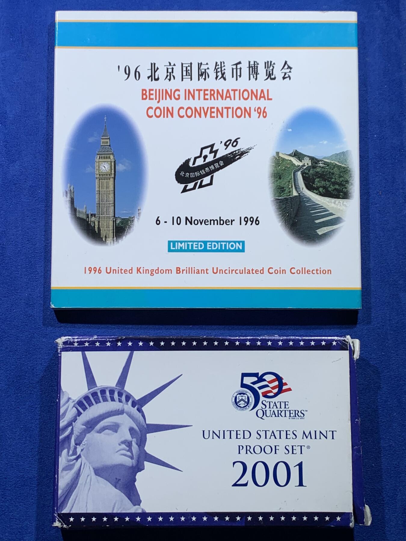 《竞宝斋》第444场 周日，周一，2场连拍 （全场包邮） 美国2001年精制币10枚（州币5枚，其他5枚）带证书+英国1996年套币8枚含2英镑（北京96国际钱币展）